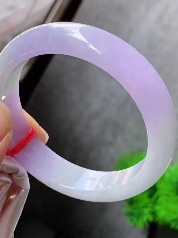 【翡翠名称】老种冰春紫54正圈口手镯
【翡翠尺寸】54/13.6/7.9mm适合53-55正圈口佩戴
【翡翠描述】宝贝种老水足，玉质细腻，色泽靓丽，性价比高，佩戴效果好！
【其它赠送】权威证书/精美挂绳盒子/支持全国复检