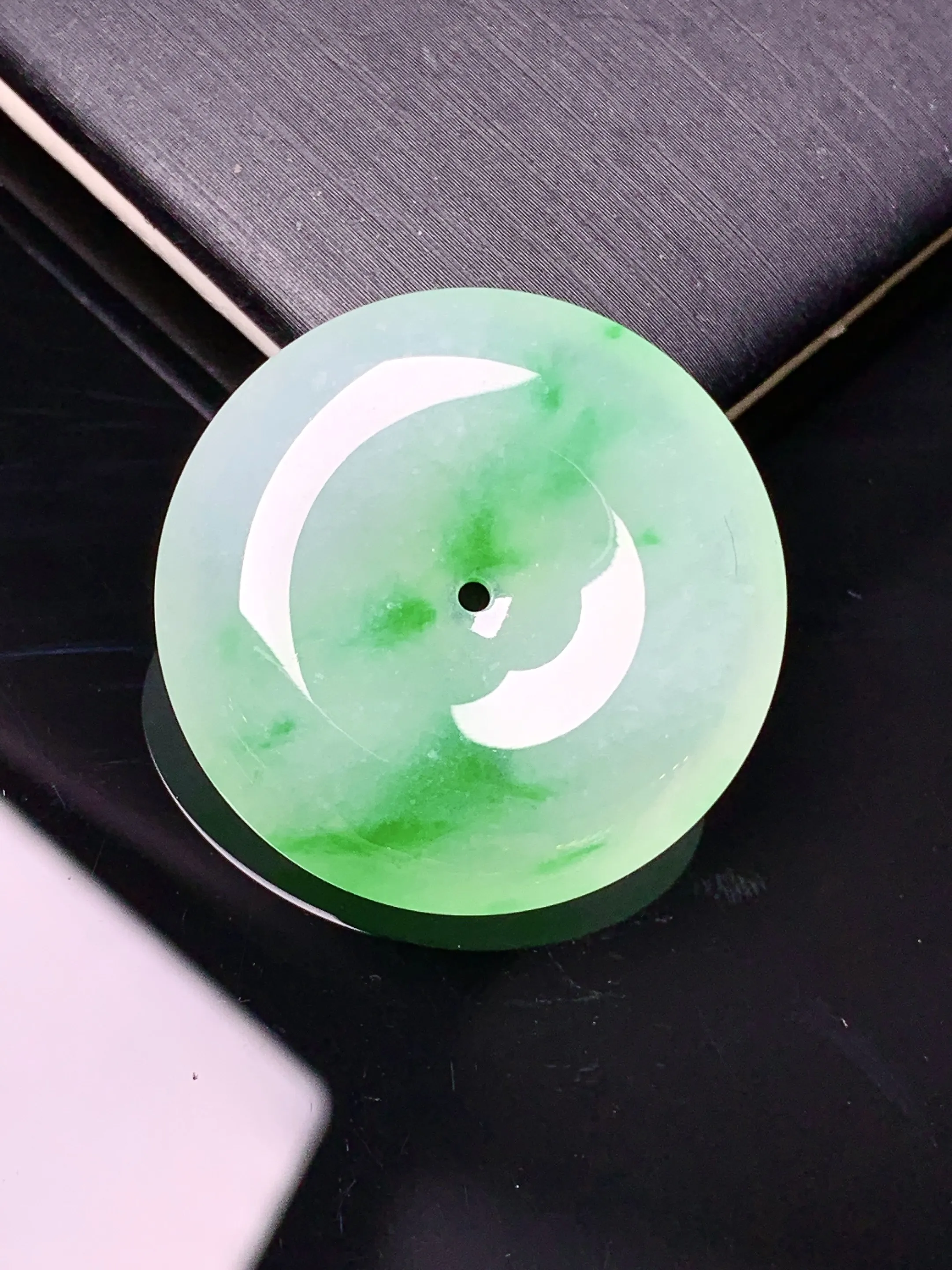 飘绿平安扣吊坠 玉质细腻 色泽艳丽清新 整体尺寸27.8*6.6