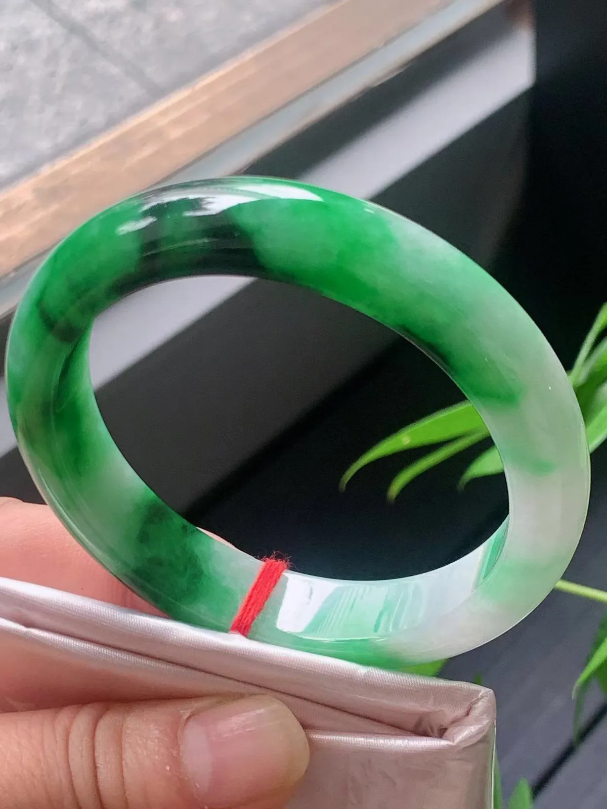 【翡翠名称】老种辣绿飘花55.8正圈口手镯
【翡翠尺寸】55.8/12.3/8.3mm适合54.8-57正圈口佩戴
【翡翠描述】宝贝种老水足，玉质细腻，色泽靓丽，性价比高，佩戴效果好！
【其它赠送】权威证书/精美挂绳盒子/支持全国复检