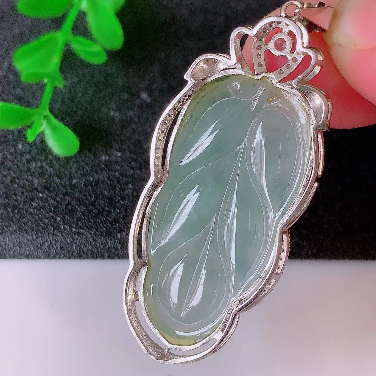 冰种翡翠925银镶嵌叶子吊坠，自然光实拍，翠色灵动，颜色漂亮，种老水足，品相佳，佩戴佳品！#217.1整体51.5*21*7.5裸石34.5*17