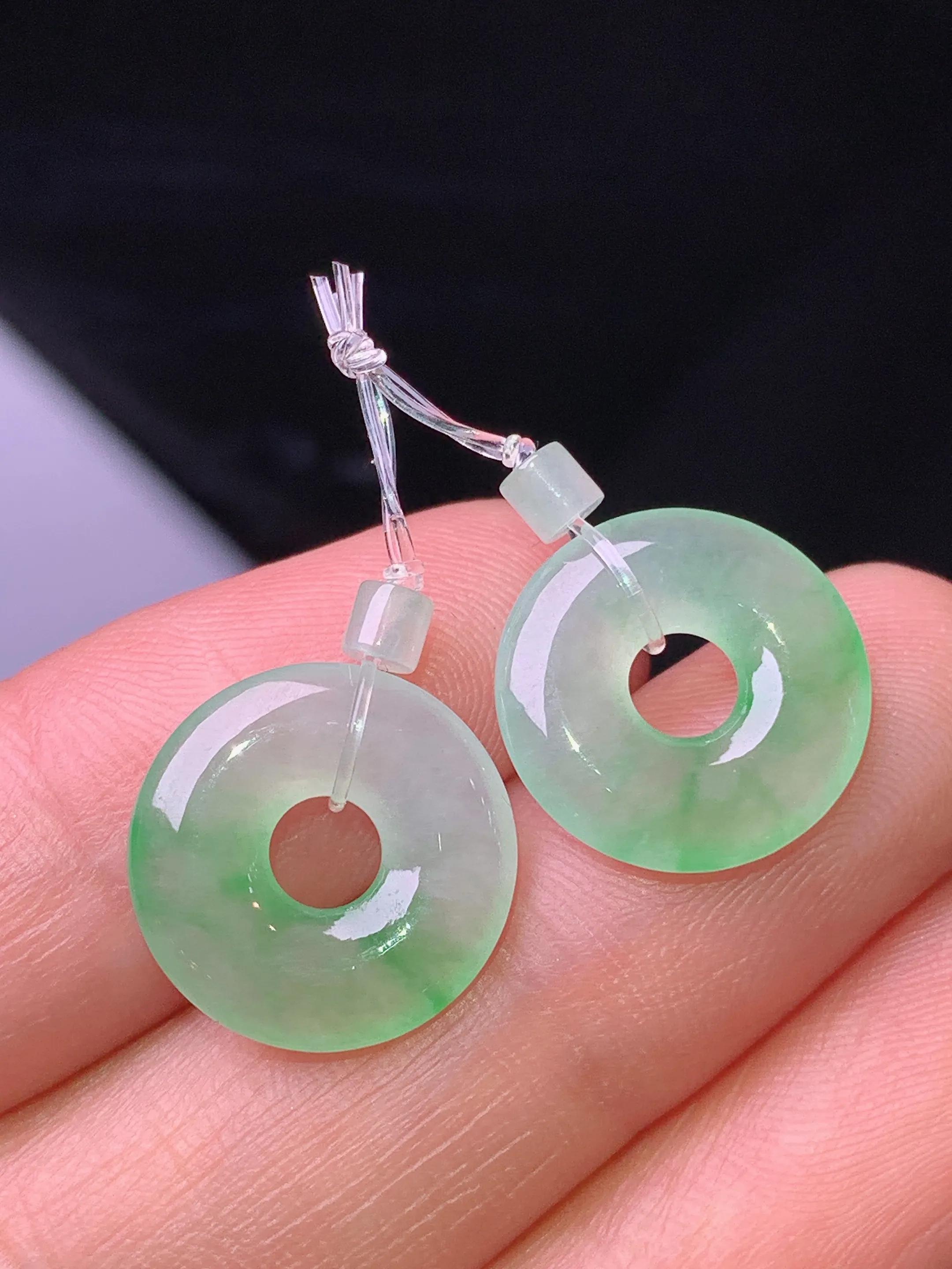 飘绿平安环一对 玉质细腻 色泽艳丽清新 整体尺寸14*2.6