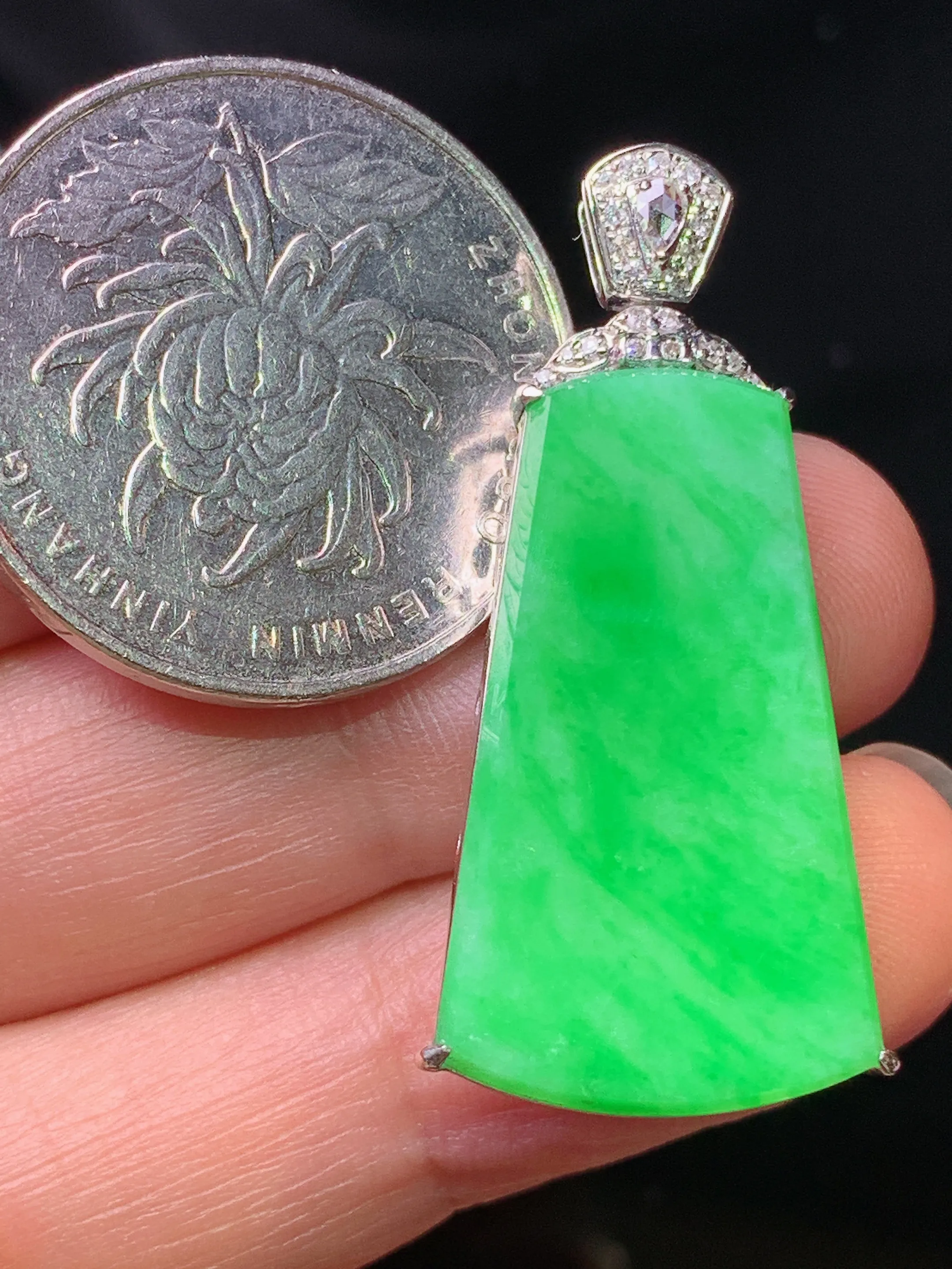 18k金钻镶嵌翠绿无事牌吊坠 玉质细腻 色泽艳丽清新 整体尺寸36.2*16.5*5