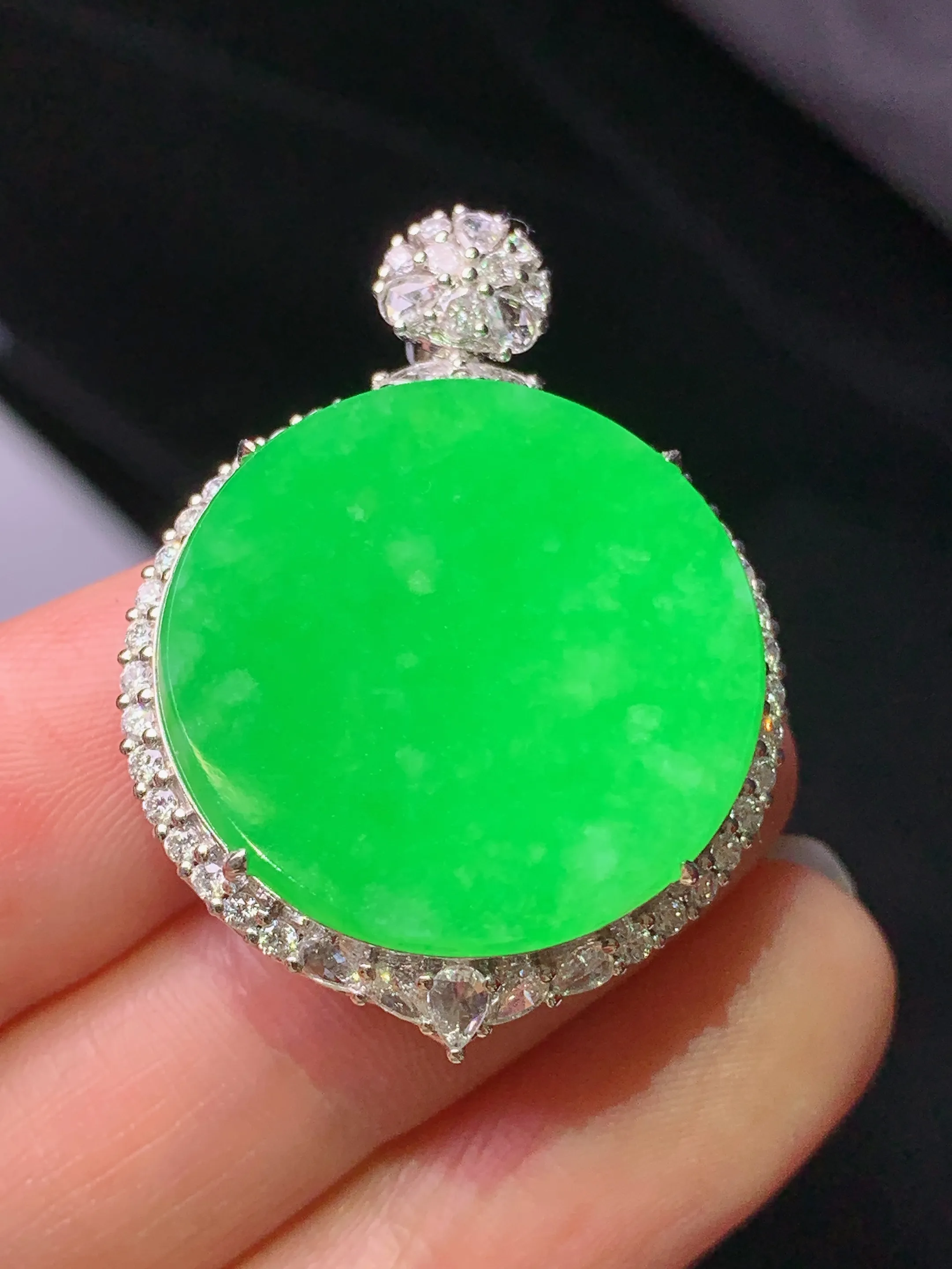 18k金钻镶嵌满绿圆牌吊坠 玉质细腻 色泽艳丽清新 整体尺寸34.5*25.8*9.7