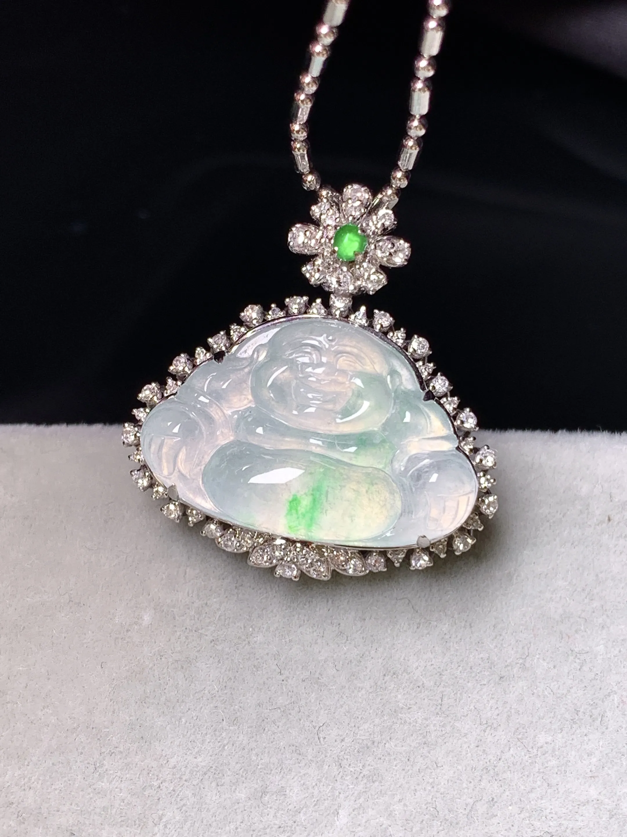 18k金钻镶嵌冰种飘绿佛公吊坠 玉质细腻 色泽艳丽清新 整体尺寸23.5*22.3*9.5