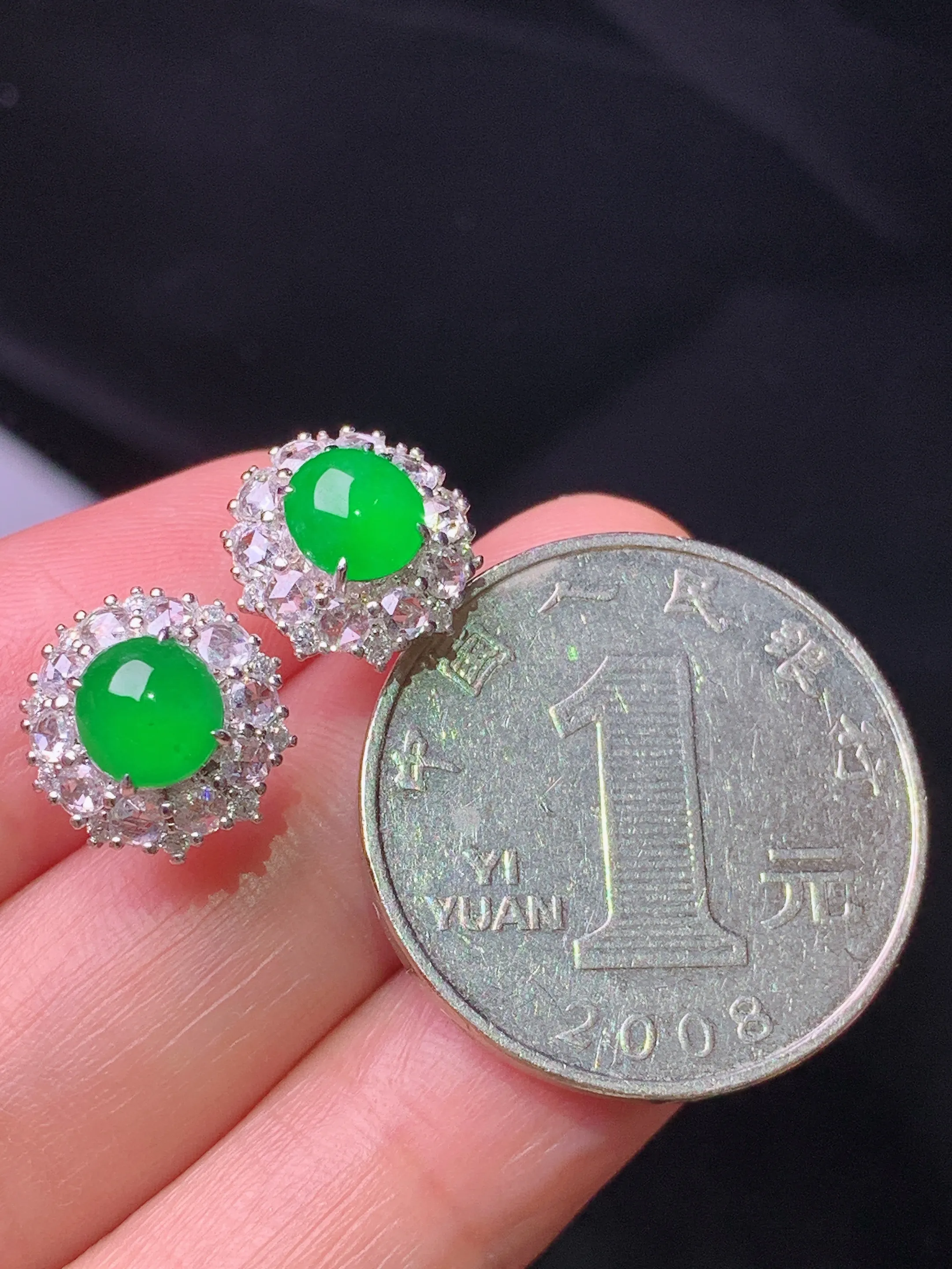 18k金钻镶嵌满绿蛋面耳钉 玉质细腻 色泽艳丽清新 整体尺寸11.5*10.8*8.2