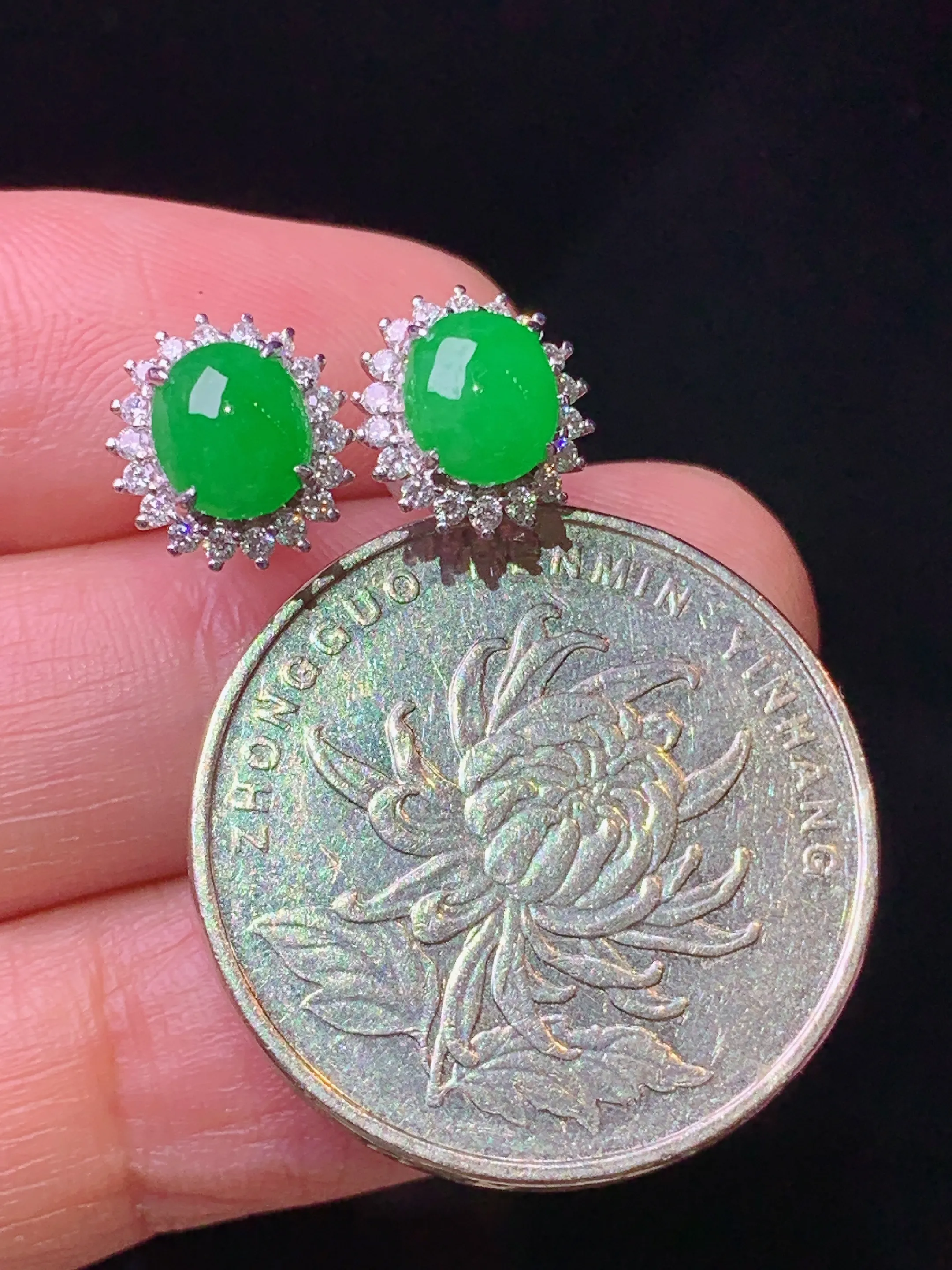 18k金钻镶嵌满绿蛋面耳钉 玉质细腻 色泽艳丽清新 整体尺寸9.5*8.8*6