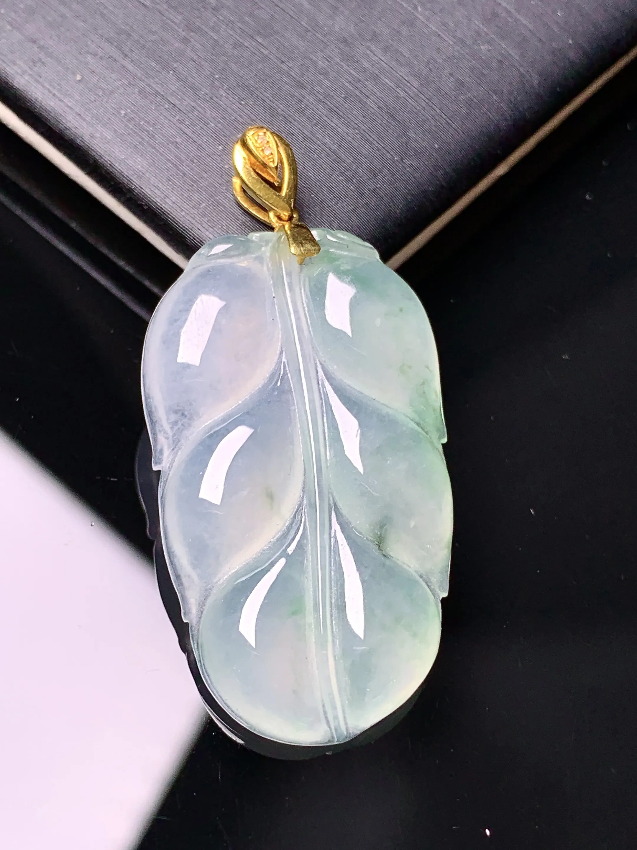 18k金镶嵌冰种飘绿树叶吊坠 玉质细腻 色泽艳丽清新 整体尺寸40*19*4