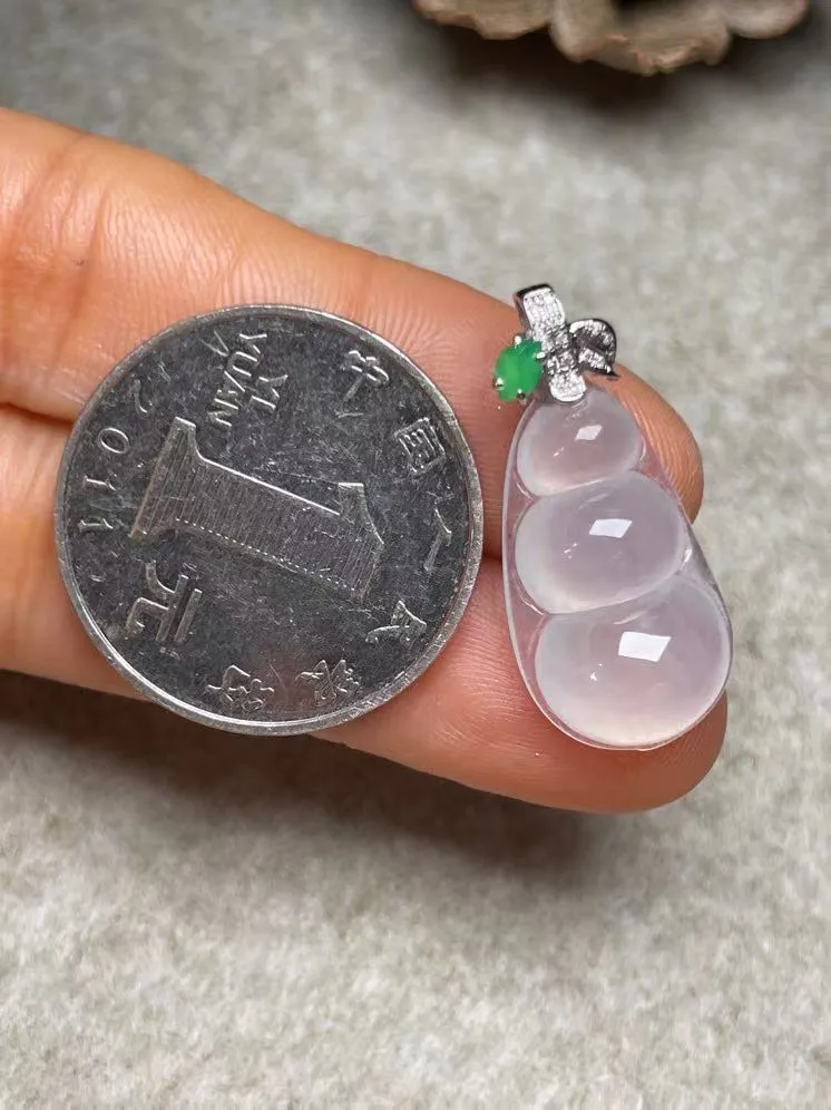 冰种福豆吊坠、真金真钻镶嵌，种水好，玉质细腻 .裸石尺寸 23.0*12.5