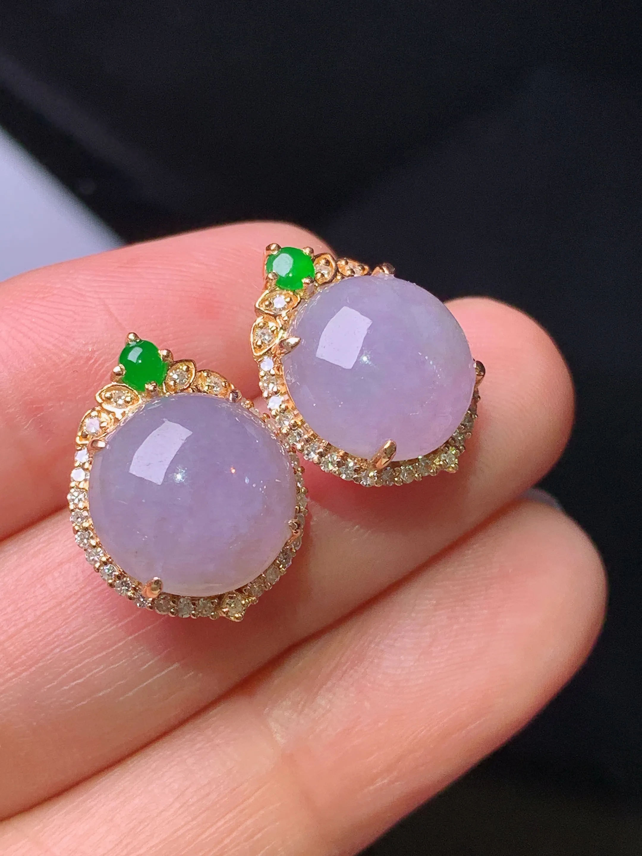 18k金钻镶嵌紫罗兰蛋面耳钉 玉质细腻 色泽艳丽清新 整体尺寸16.3*13*8.3