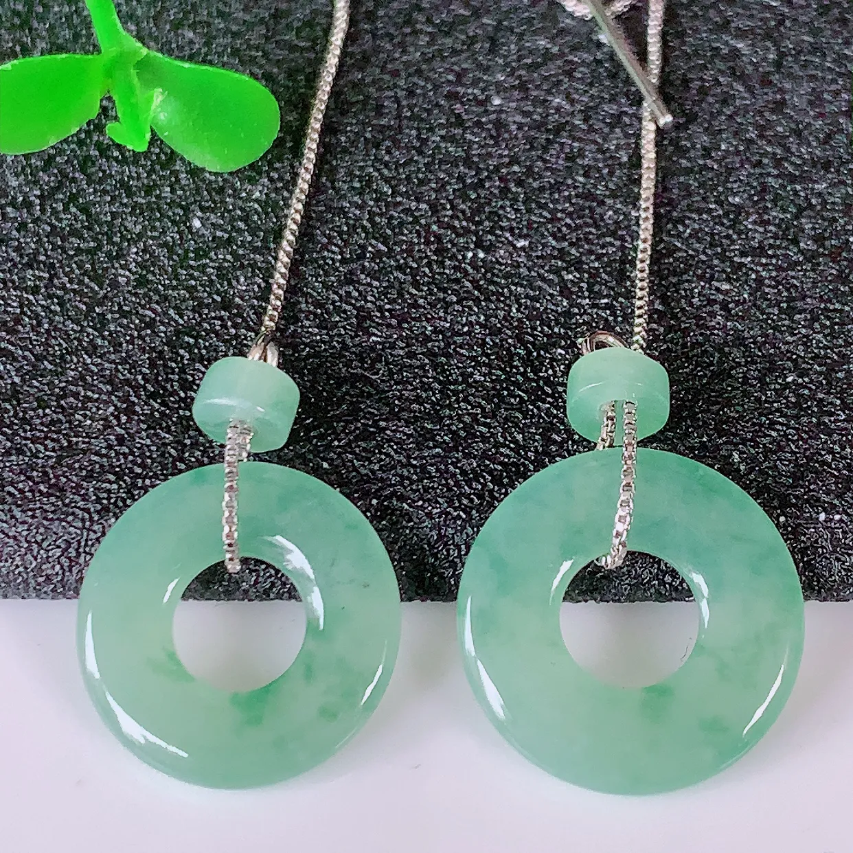 自然光实拍，冰种飘花翡翠一对平安扣耳坠，翠色灵动，玉质细腻，颜色漂亮，品相佳，佩戴佳品！配图银线 #183.1平安扣尺寸15.2-2.2mm