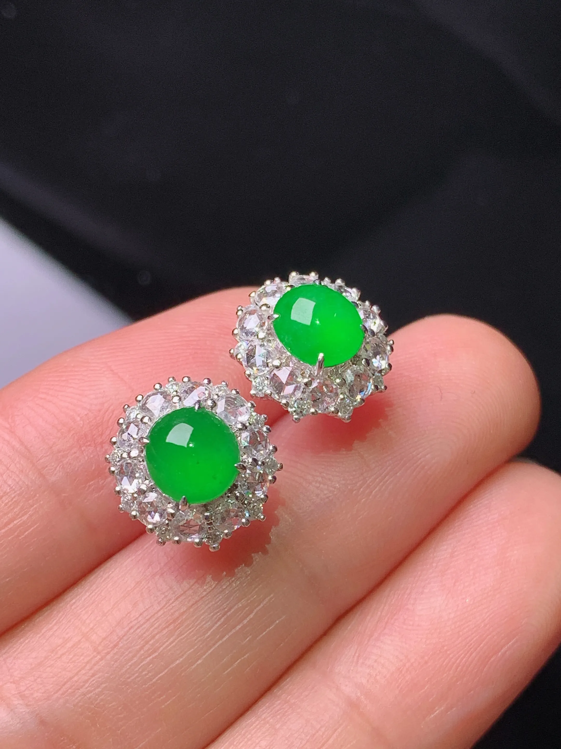 18k金钻镶嵌满绿蛋面耳钉 玉质细腻 色泽艳丽清新 整体尺寸11.5*10.8*8.2