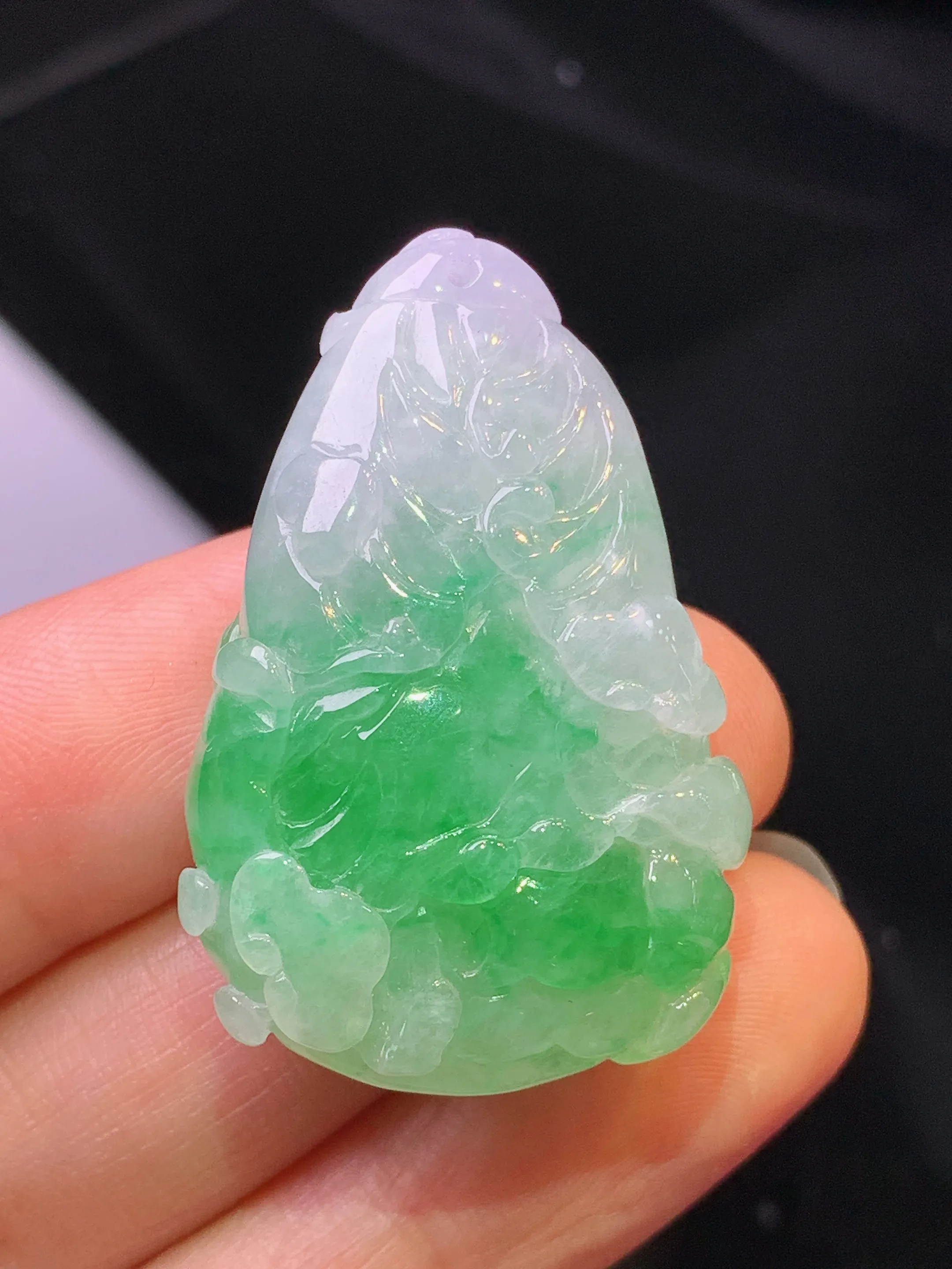 飘绿雕花花件吊坠 玉质细腻 色泽艳丽清新 整体尺寸36.8*24.2*10.5