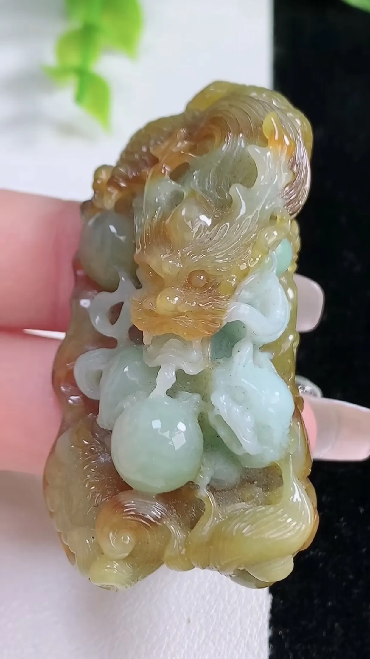 缅甸天然翡翠a货 老坑料起胶冰润 双彩黄加绿霸气龙虎牌吊坠，尺寸56-29-20mm  y 43.98