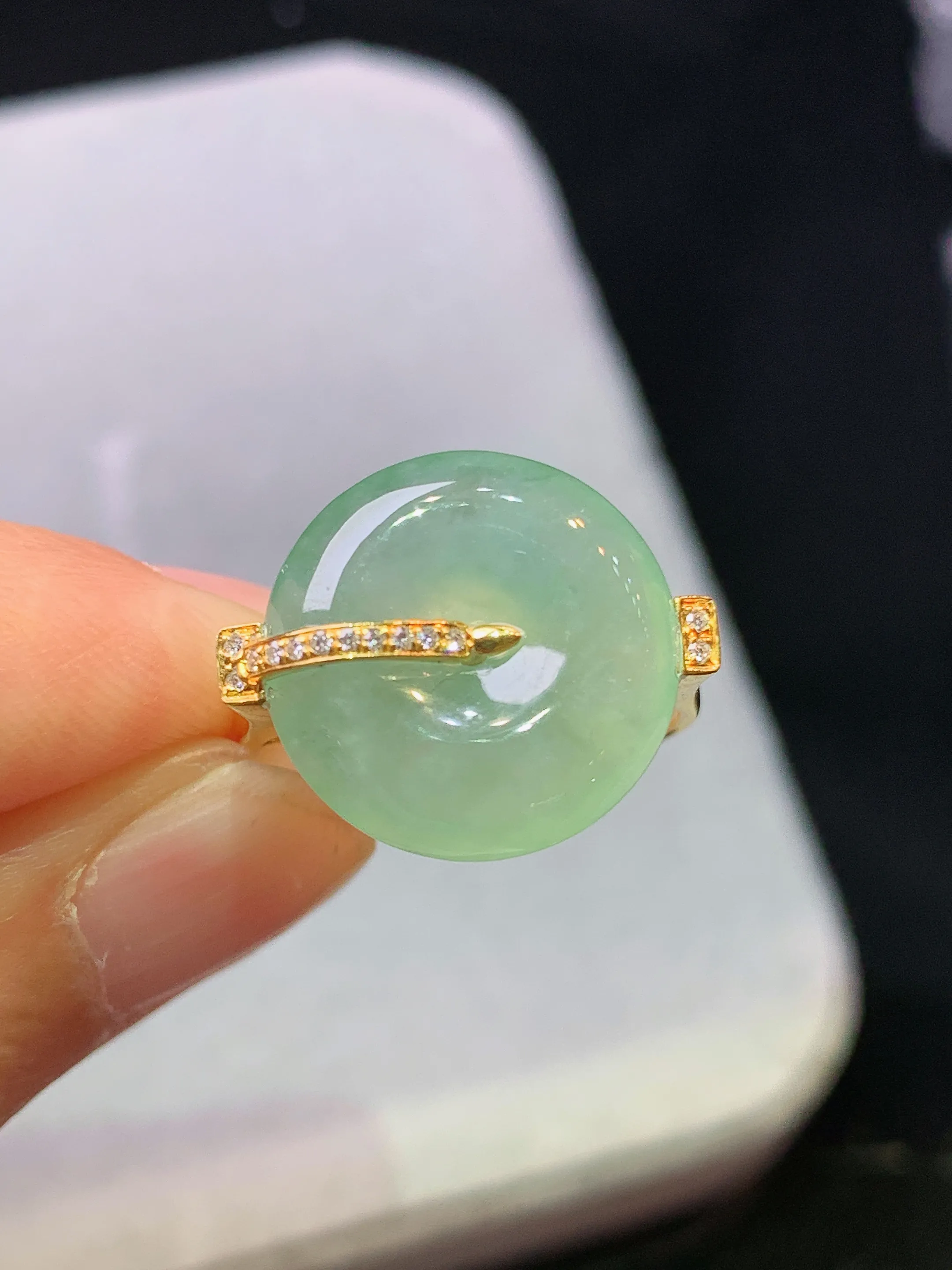 18k金钻镶嵌冰种平安扣戒指 玉质细腻 色泽艳丽清新 圈口14.5 整体尺寸15*5