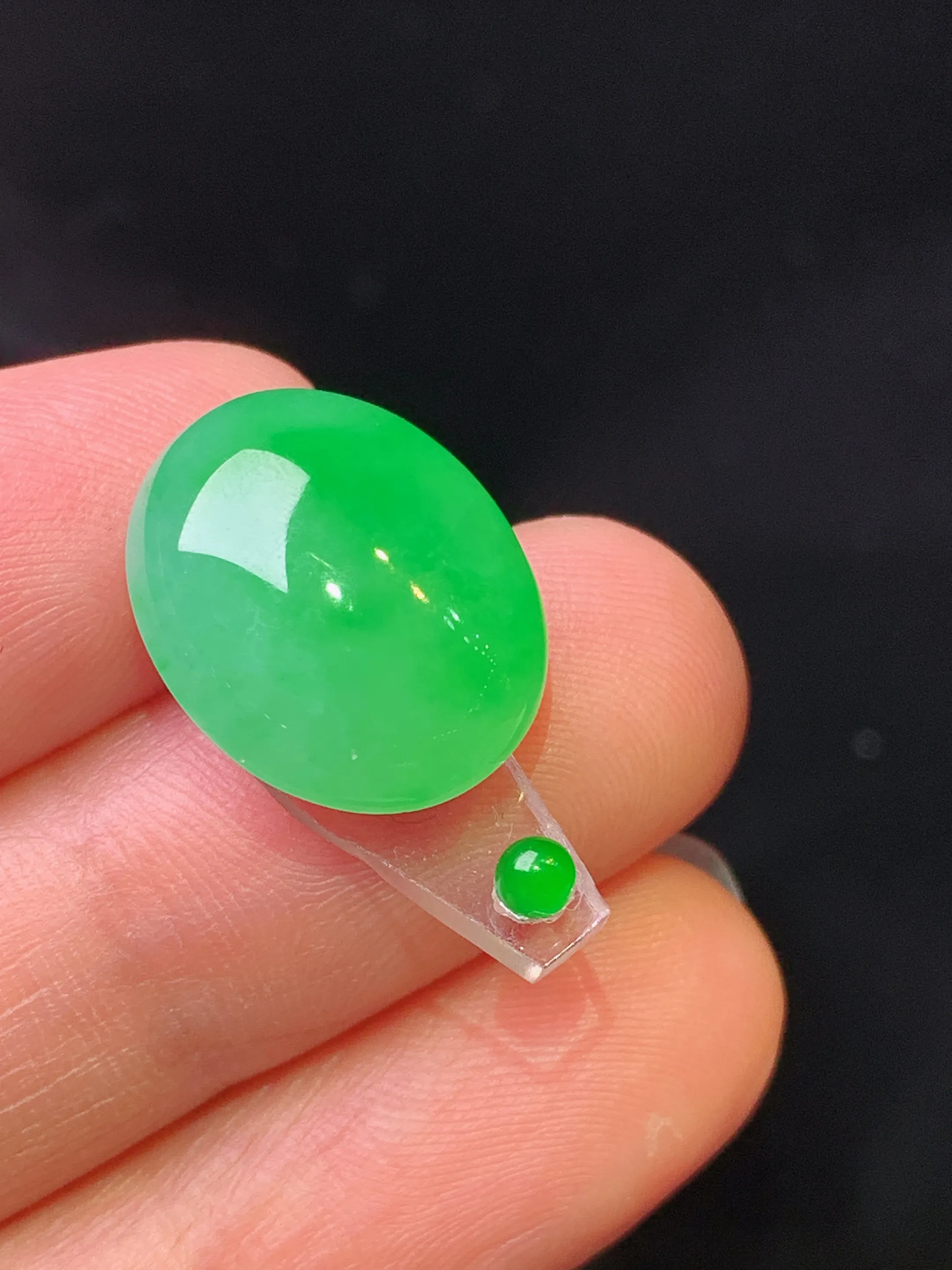 镶嵌款 翠绿蛋面吊坠 玉质细腻 色泽艳丽清新 整体尺寸15.7*13*6.3