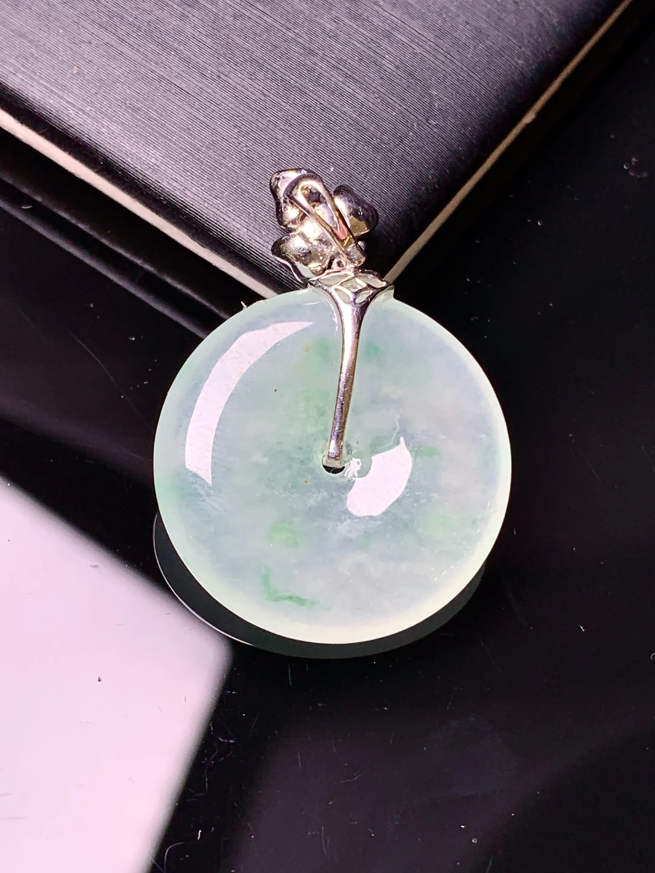 18k金镶嵌冰种平安扣吊坠 玉质细腻 色泽艳丽清新 整体尺寸29.8*21.2*4