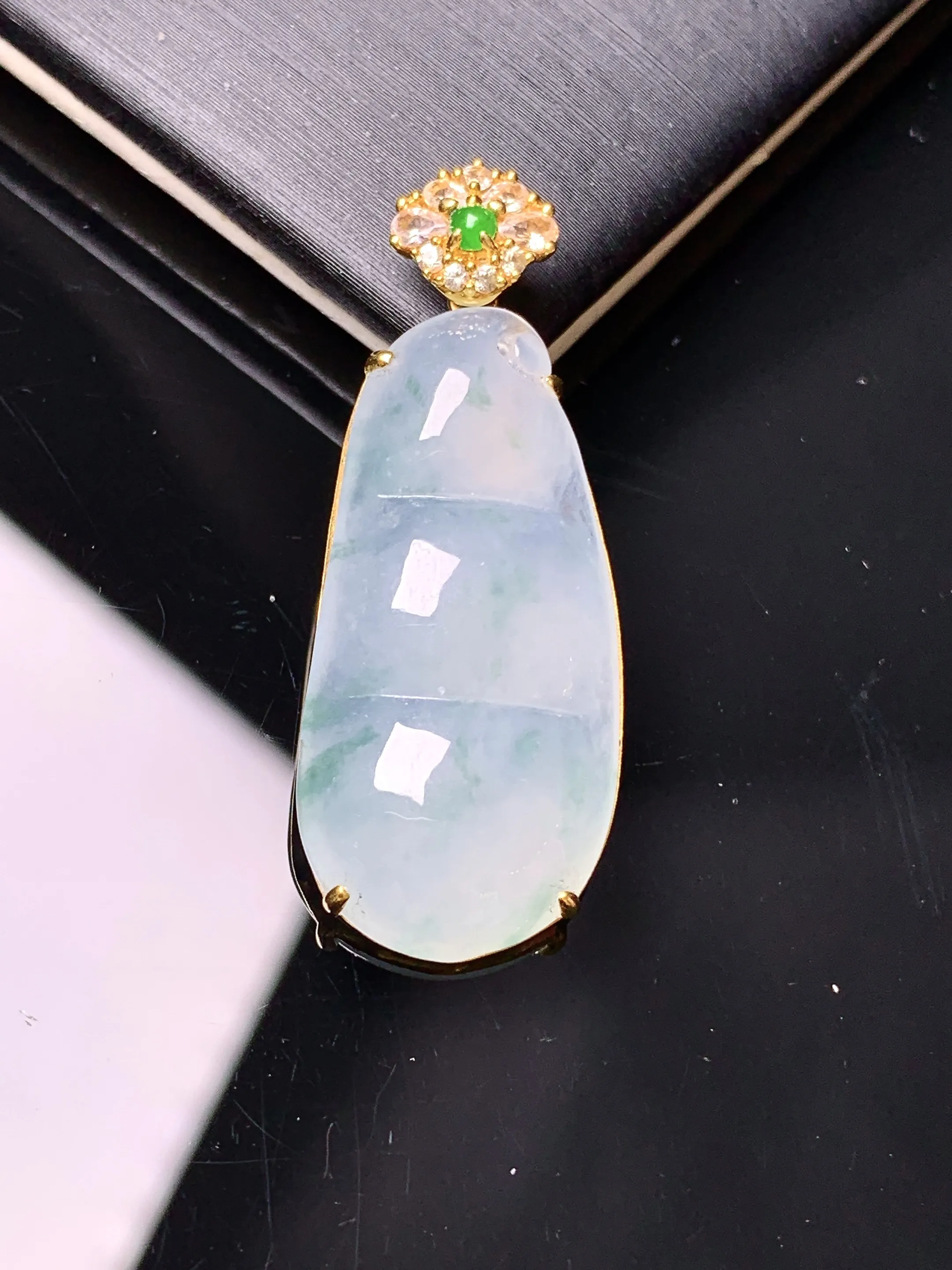 18k金钻镶嵌冰种四季豆吊坠 玉质细腻 色泽艳丽清新 整体尺寸36*14.2*4.8