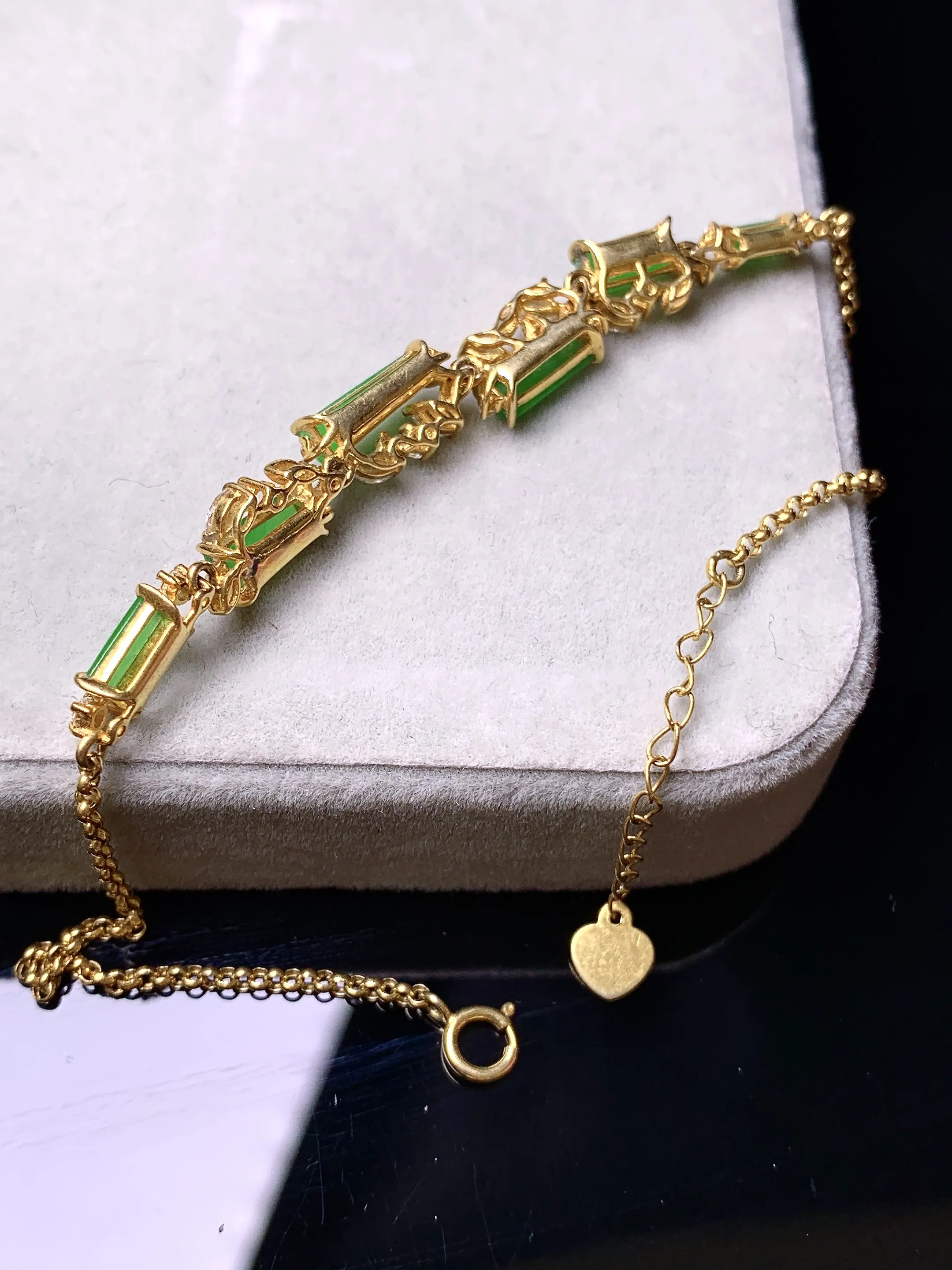 18k金钻镶嵌满绿玉柱手链 玉质细腻 色泽艳丽清新 整体尺寸60*6.8*4.3