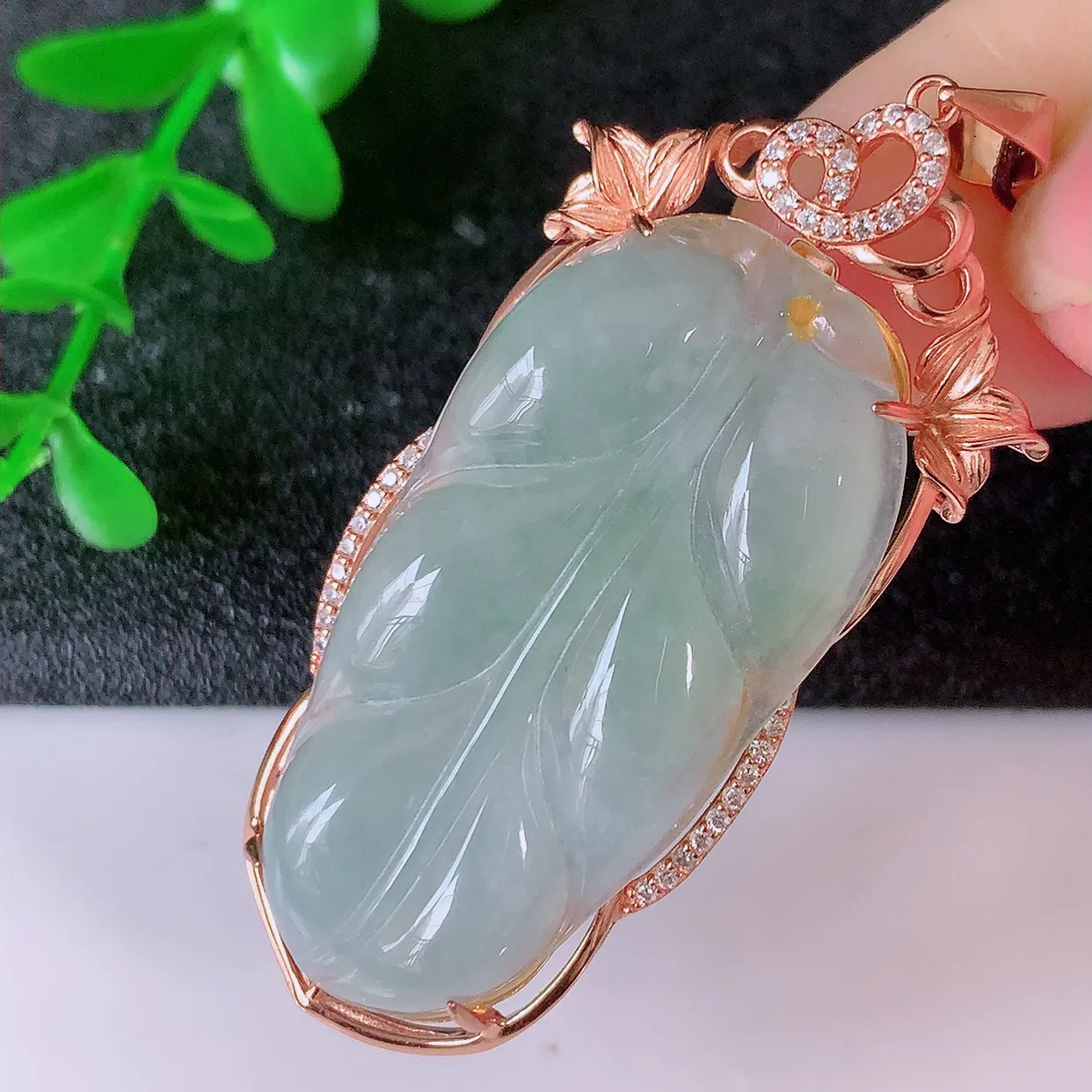 冰透翡翠925银镶嵌叶子吊坠，自然光实拍，翠色灵动，颜色漂亮，种老水足，品相佳，佩戴佳品！#103.1整体52*20*8裸石36*18.5