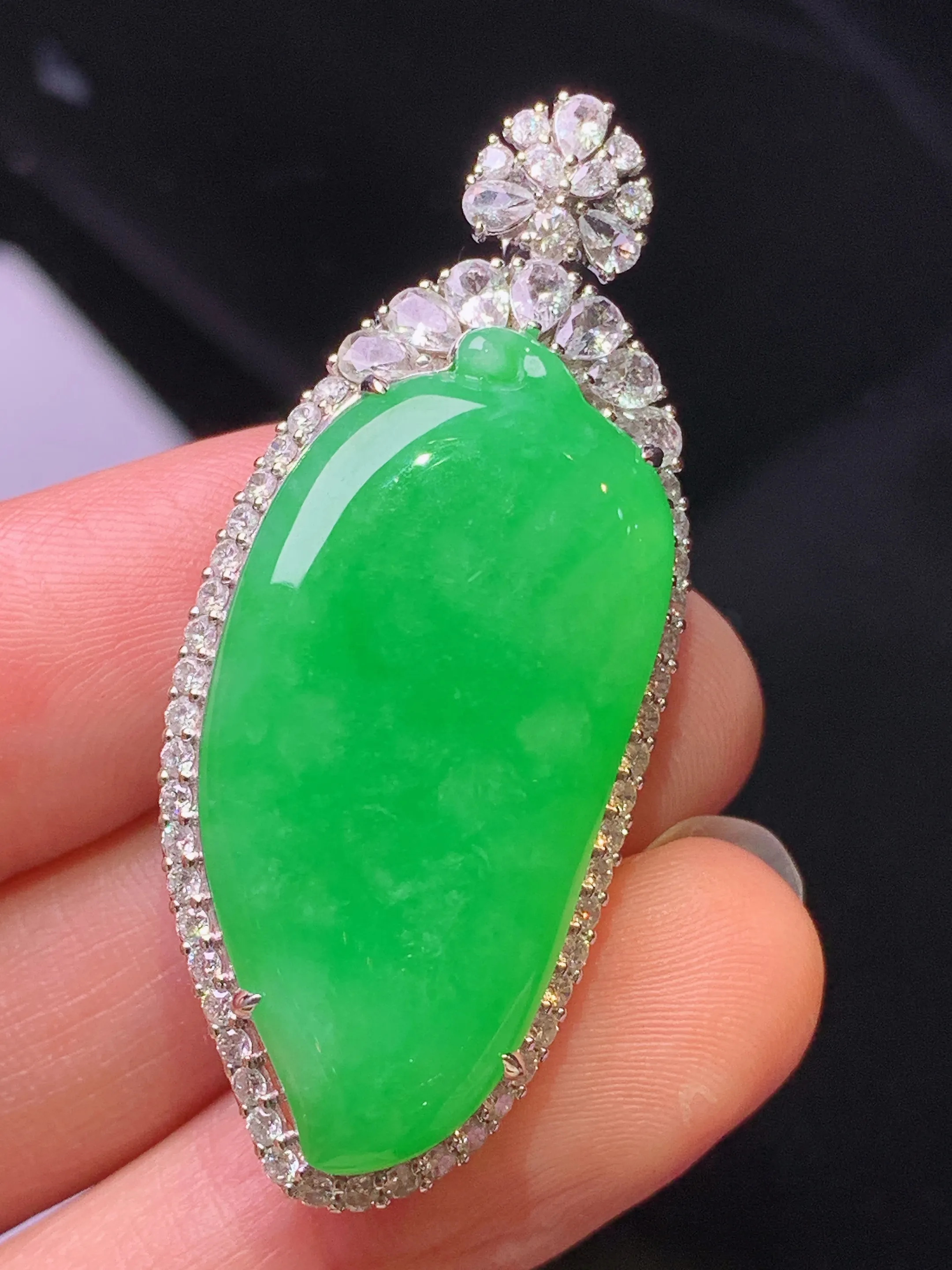 18k金钻镶嵌满绿福瓜吊坠 玉质细腻 色泽艳丽清新 整体尺寸46*19.6*11.6