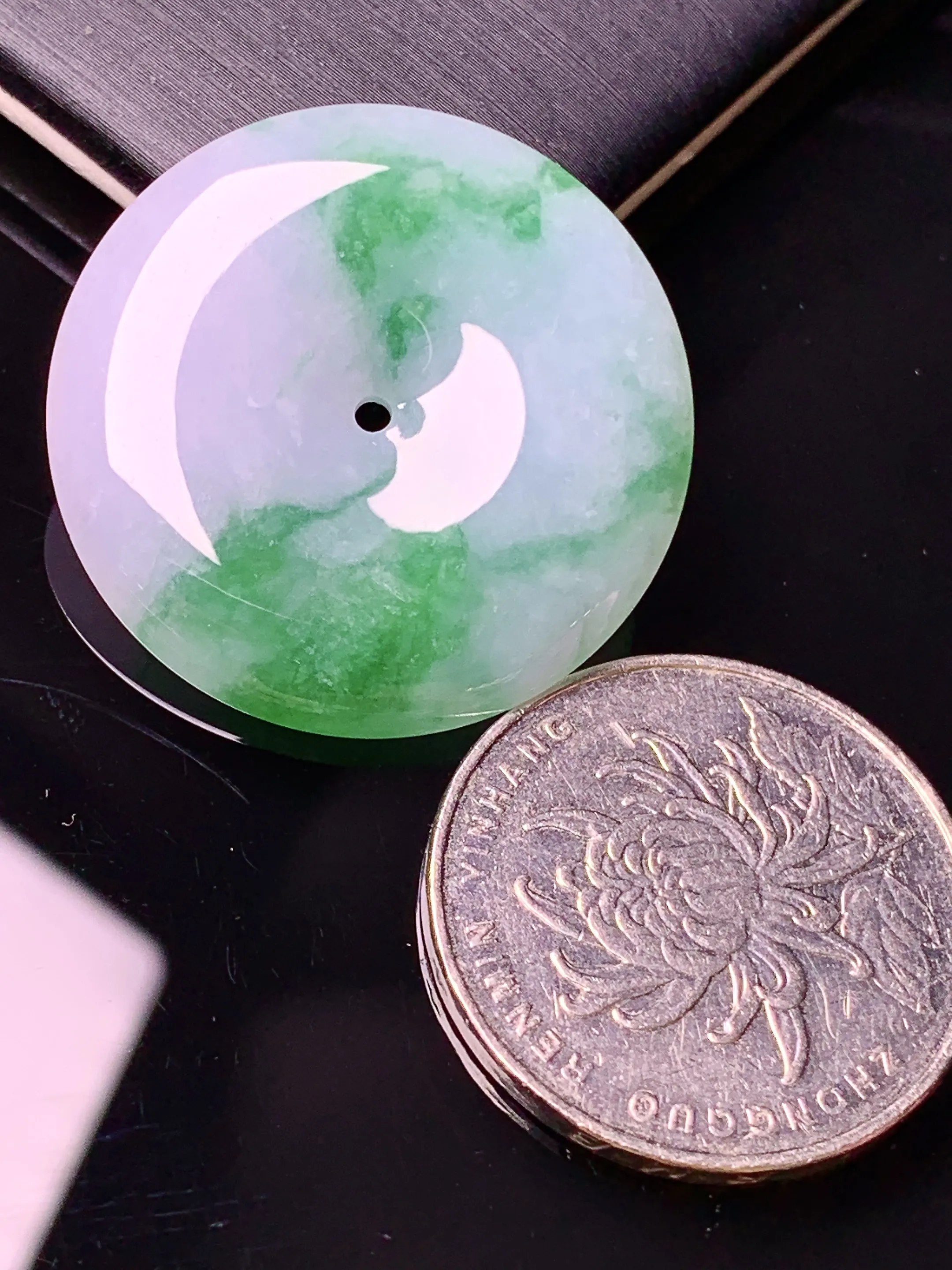 飘绿平安扣吊坠 玉质细腻 色泽艳丽清新 整体尺寸29.5*5.2