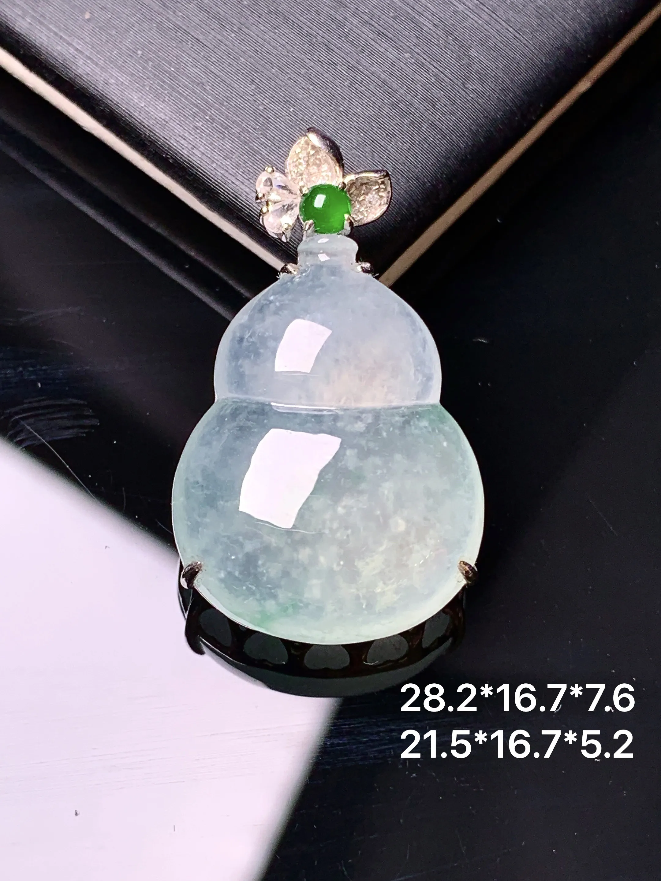 18k金钻镶嵌冰种葫芦吊坠 玉质细腻 色泽艳丽清新 整体尺寸28.2*16.7*7.6