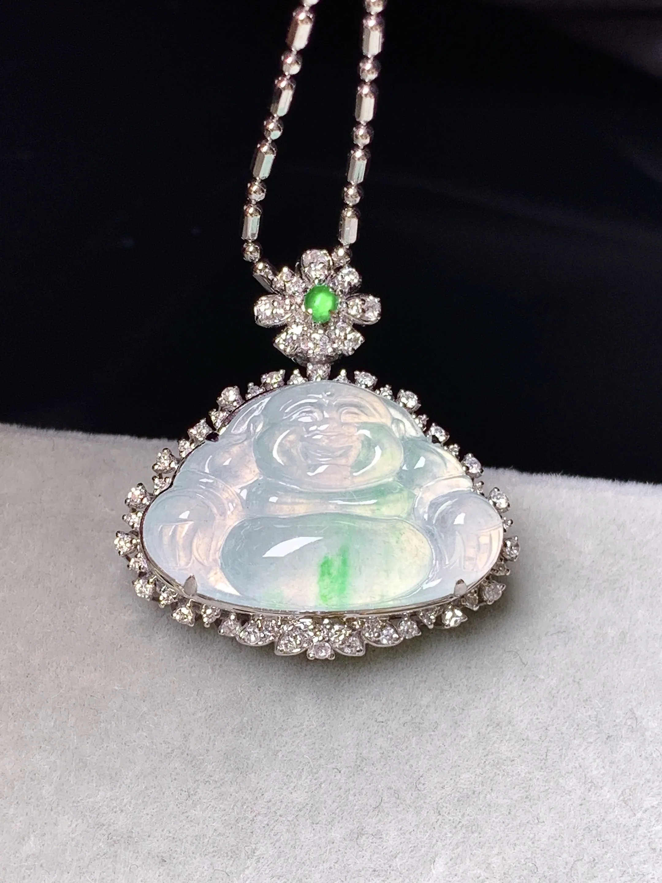 18k金钻镶嵌冰种飘绿佛公吊坠 玉质细腻 色泽艳丽清新 整体尺寸23.5*22.3*9.5