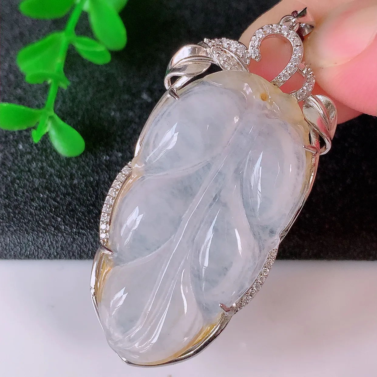 冰种翡翠925银镶嵌叶子吊坠，自然光实拍，翠色灵动，颜色漂亮，种老水足，品相佳，佩戴佳品！#238.