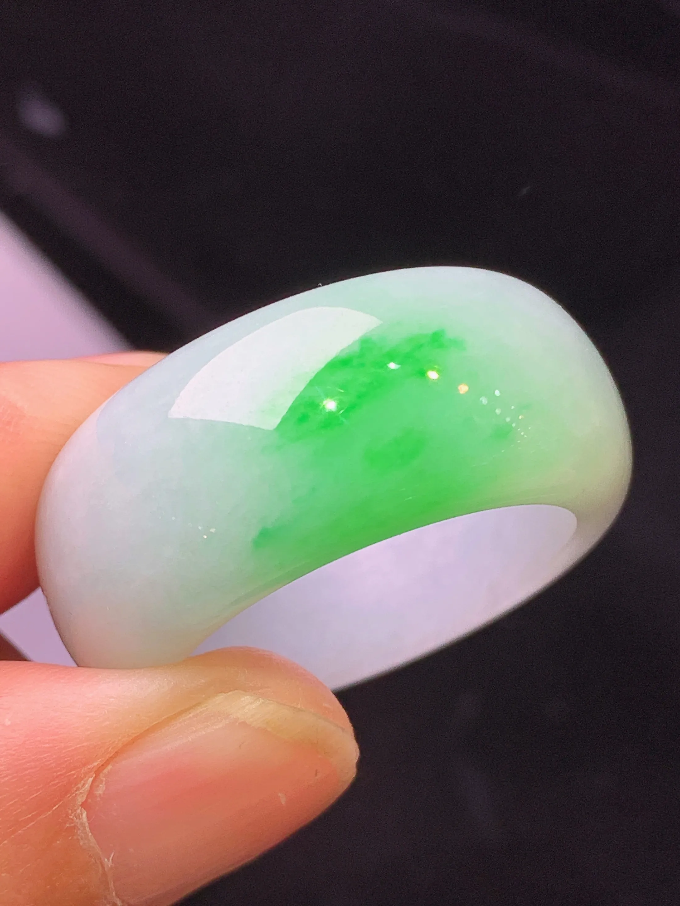 飘绿指环 玉质细腻 色泽艳丽清新 整体尺寸29.5*11.6*4.8 圈口23