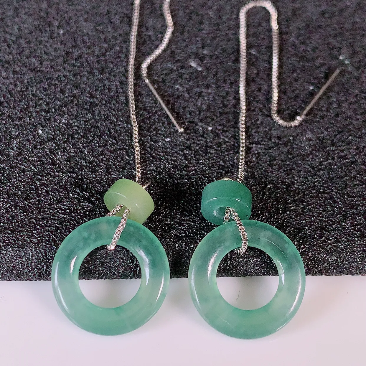 自然光实拍，冰种飘花翡翠一对平安扣耳坠，翠色灵动，玉质细腻，颜色漂亮，品相佳，佩戴佳品！配银线 #7