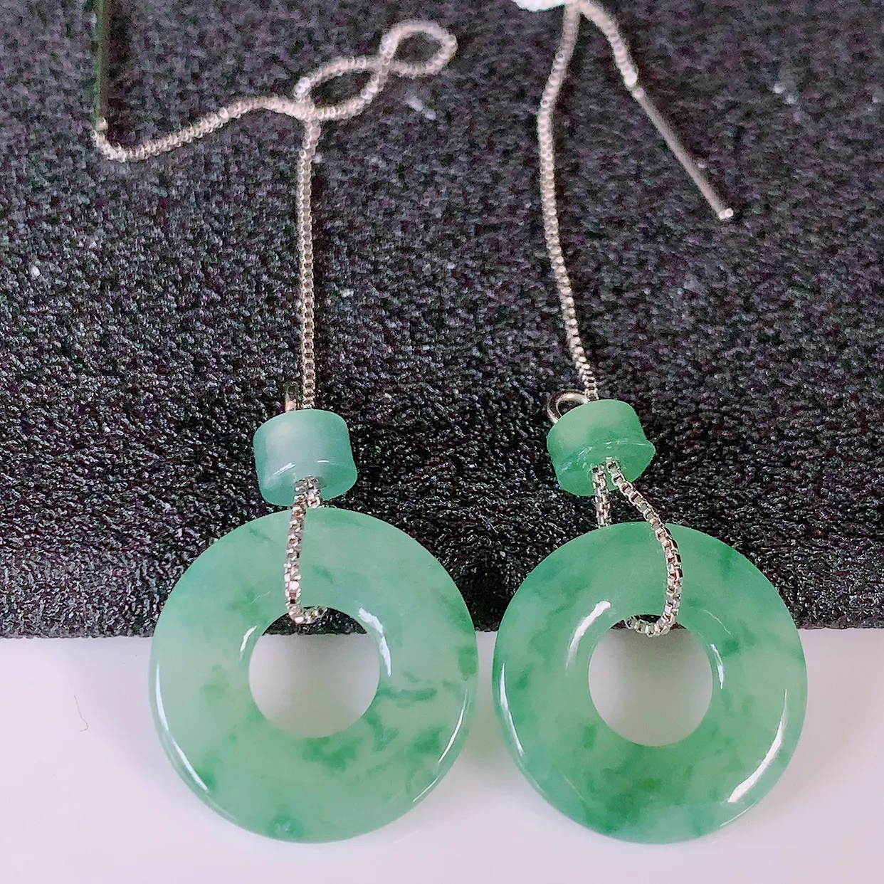 自然光实拍，冰种飘花翡翠一对平安扣耳坠，翠色灵动，玉质细腻，颜色漂亮，品相佳，佩戴佳品！配银线 #1
