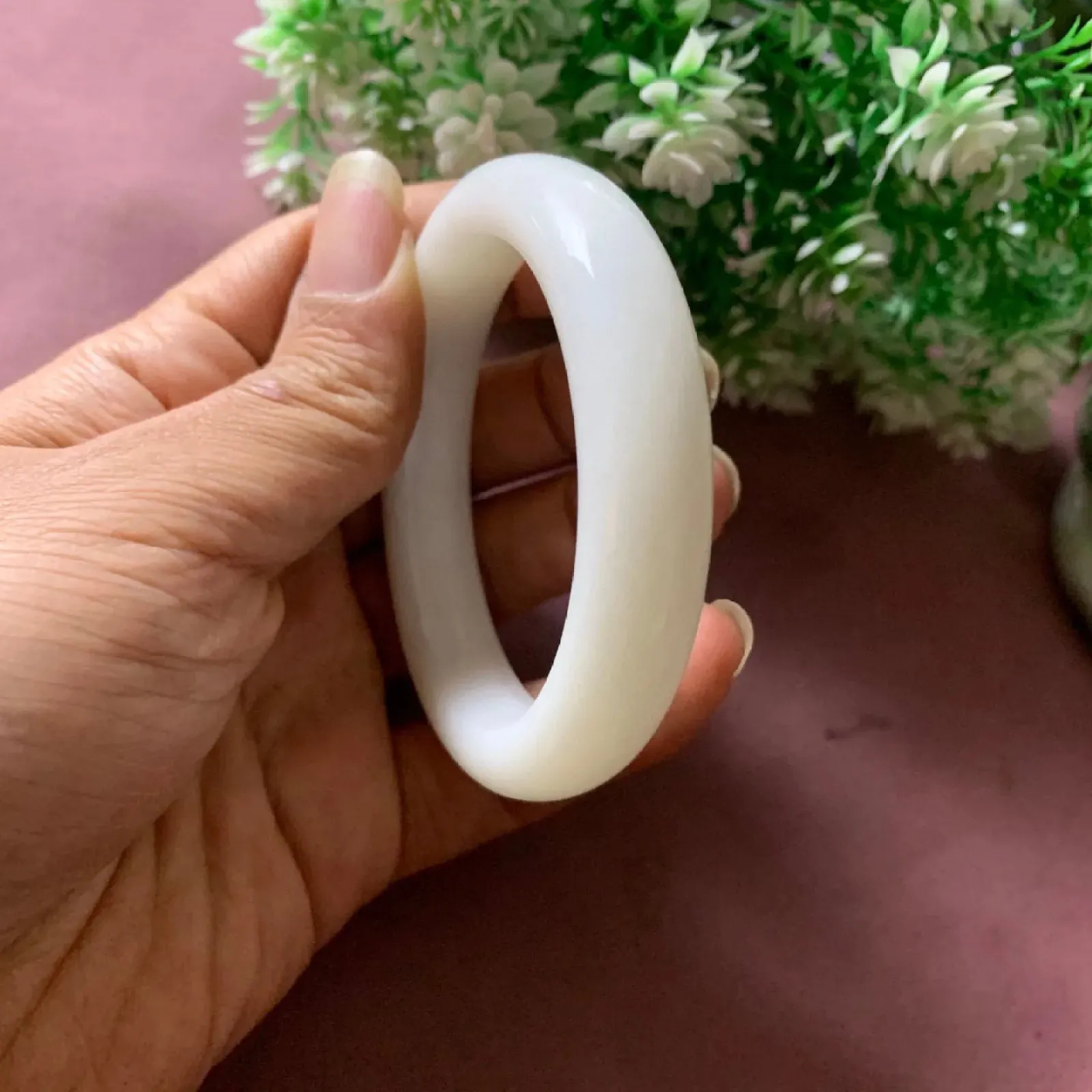 和田玉53.5圈口羊脂白手镯，镯型古朴典雅。在诗情画意的雨巷相遇，你是我腕间的一抹风情，有你眸有深情