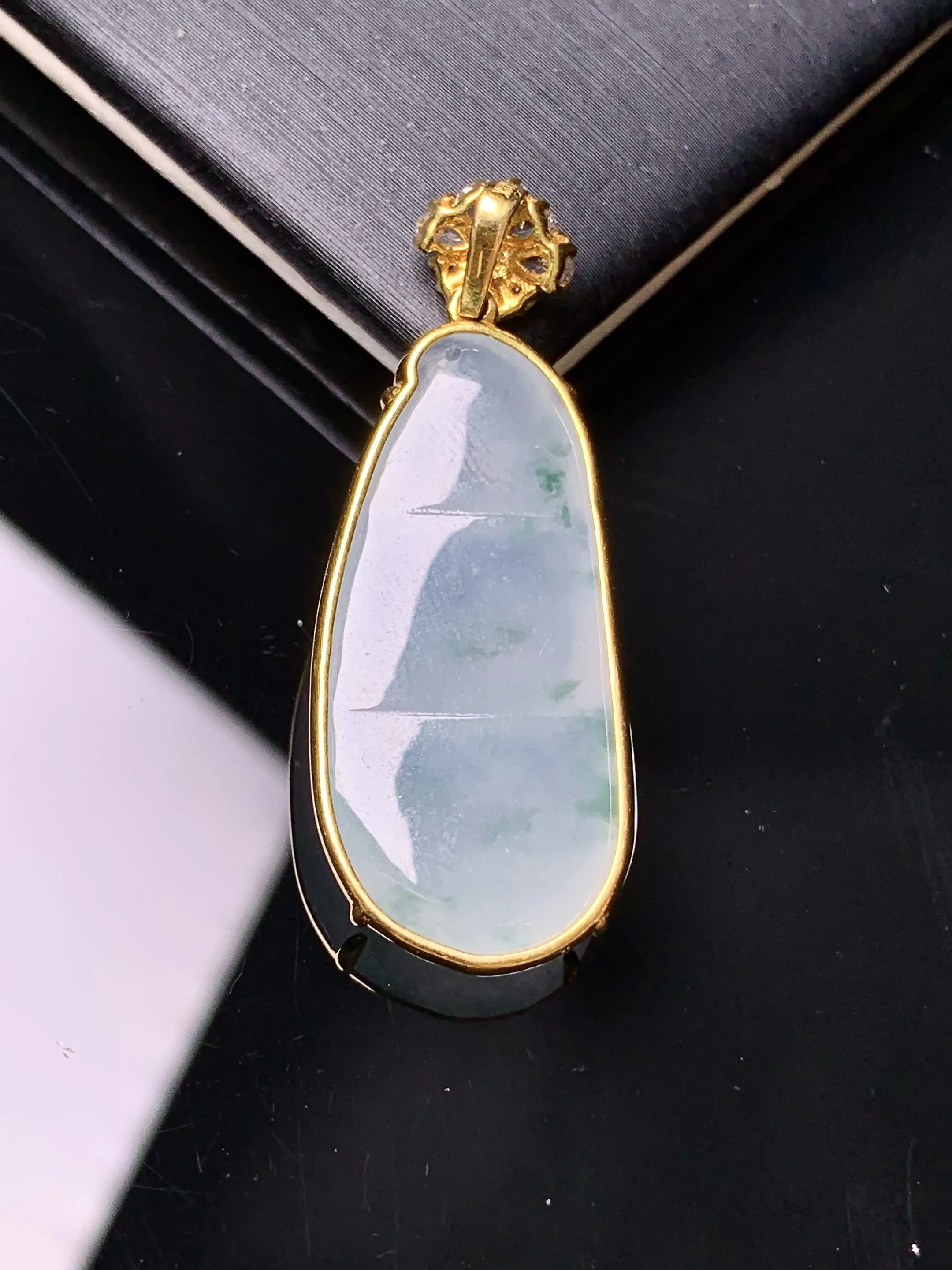 18k金钻镶嵌冰种四季豆吊坠 玉质细腻 色泽艳丽清新 整体尺寸36*14.2*4.8