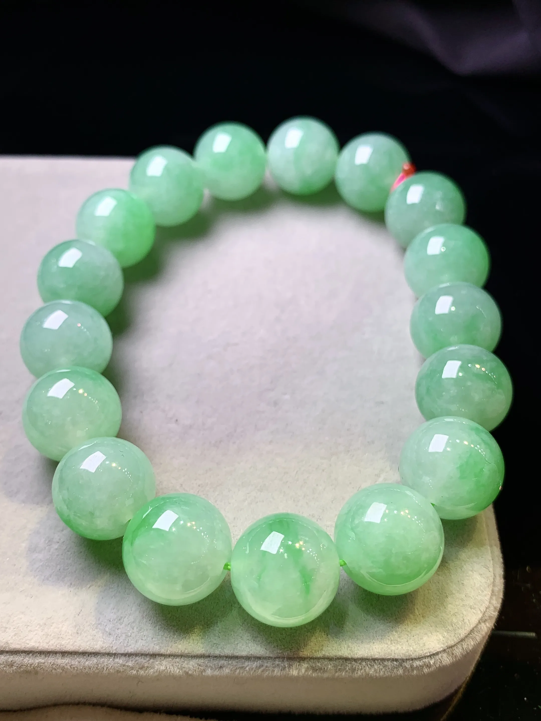 翠绿圆珠手链 玉质细腻 色泽艳丽清新 整体尺寸12