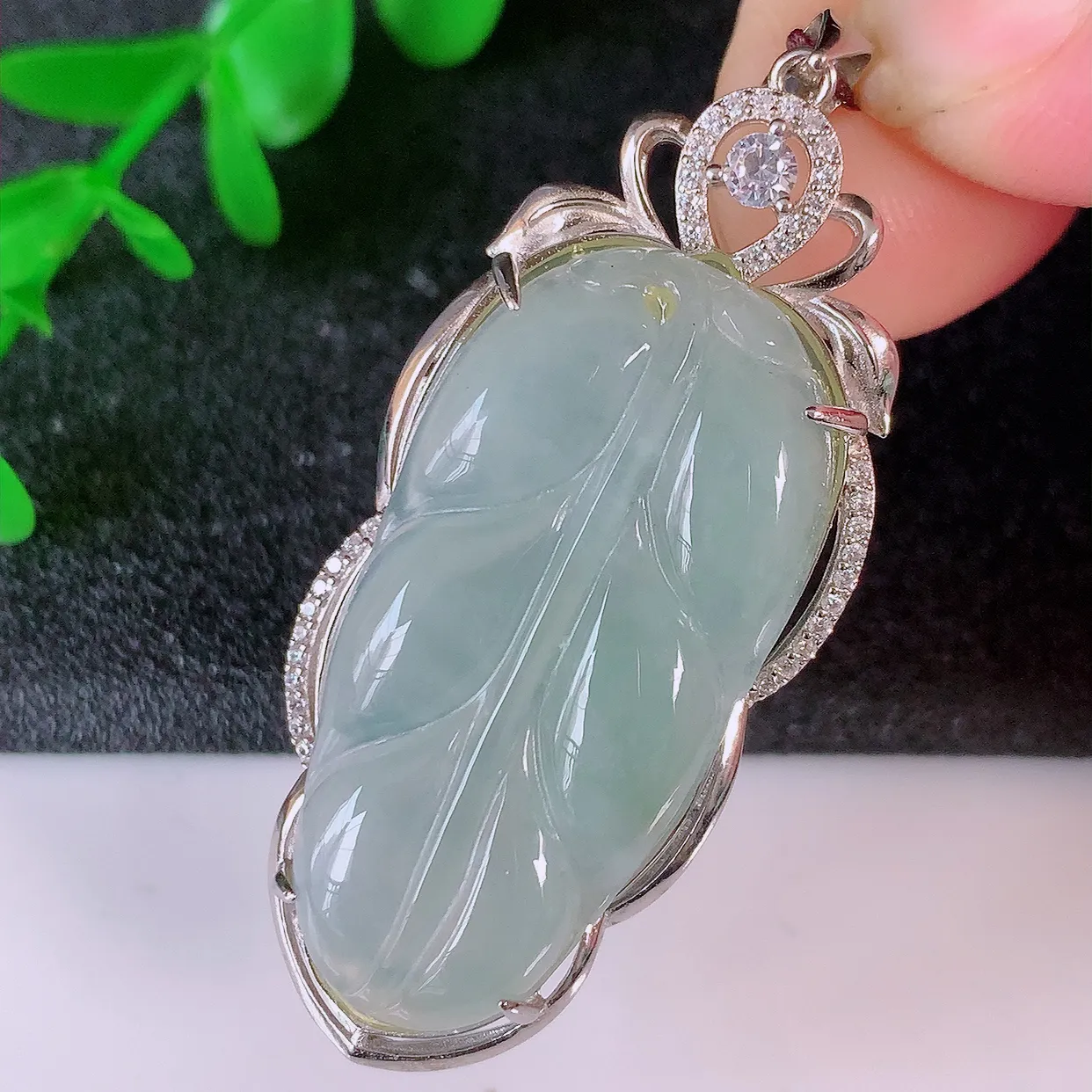 冰种翡翠925银镶嵌叶子吊坠，自然光实拍，翠色灵动，颜色漂亮，种老水足，品相佳，佩戴佳品！#217.1整体51.5*21*7.5裸石34.5*17
