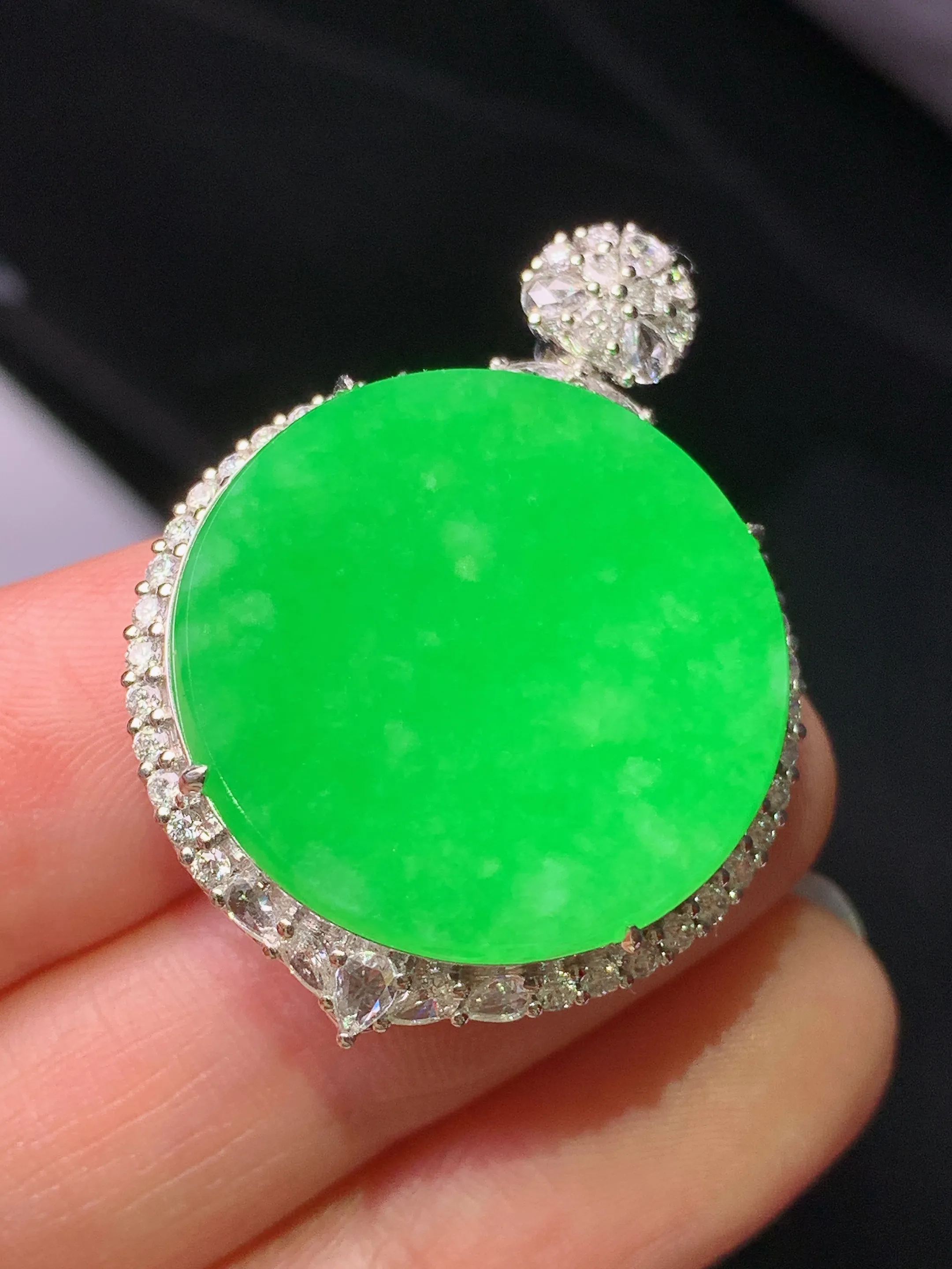 18k金钻镶嵌满绿圆牌吊坠 玉质细腻 色泽艳丽清新 整体尺寸34.5*25.8*9.7