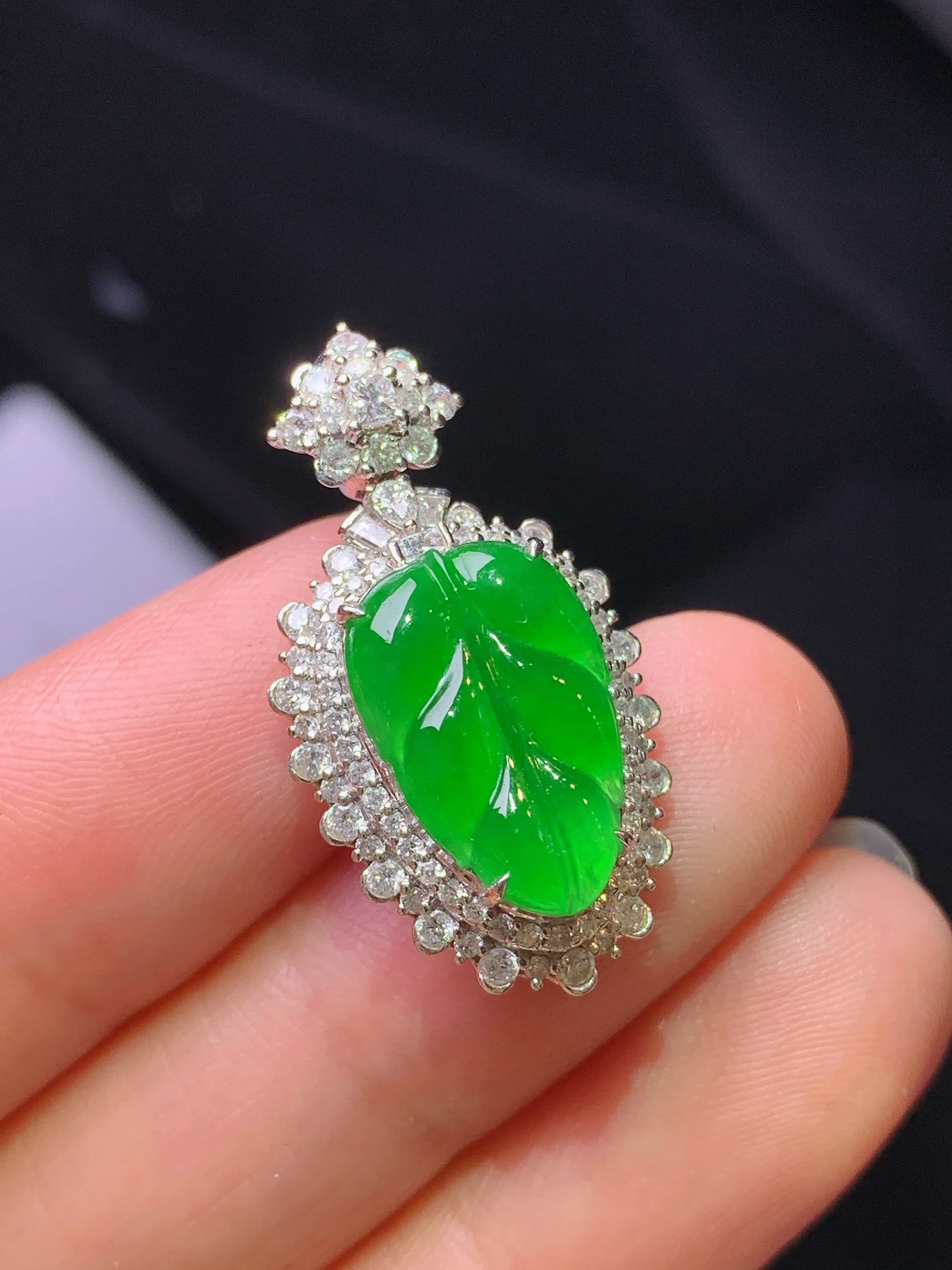 18k金钻镶嵌满绿树叶吊坠 玉质细腻 色泽艳丽清新 整体尺寸28.2*15*9.5