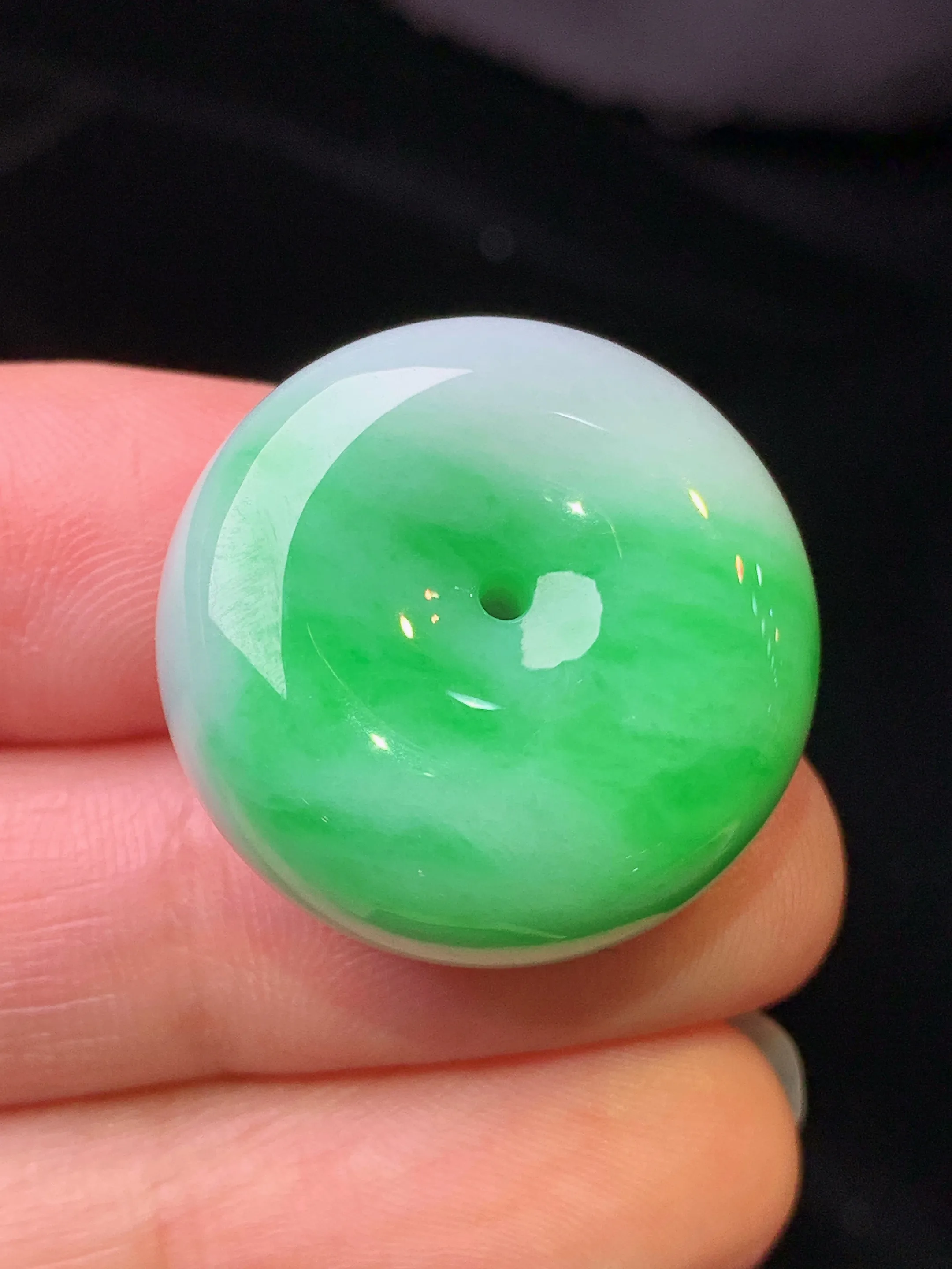 翠绿平安扣吊坠 玉质细腻 色泽艳丽清新 整体尺寸23.2*11.5