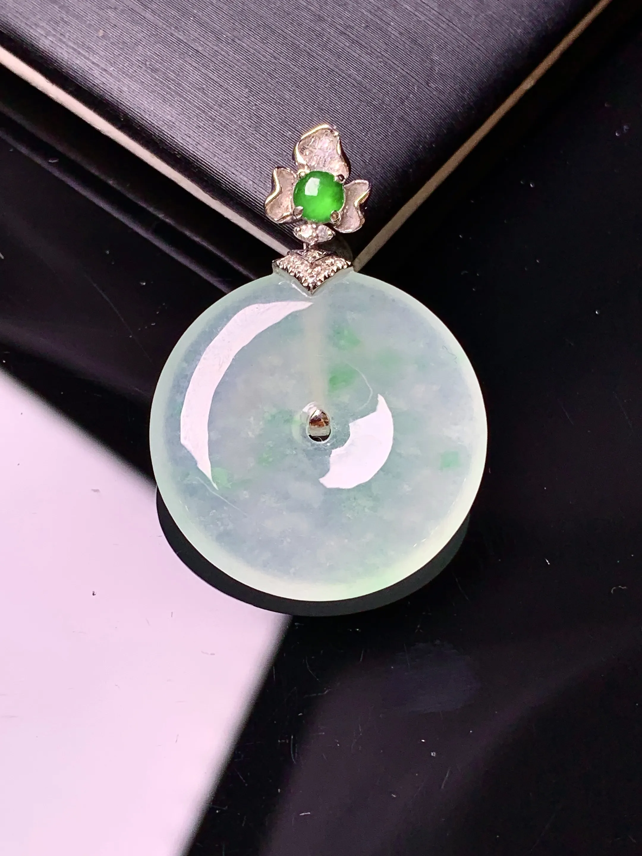 18k金镶嵌冰种平安扣吊坠 玉质细腻 色泽艳丽清新 整体尺寸29.8*21.2*4