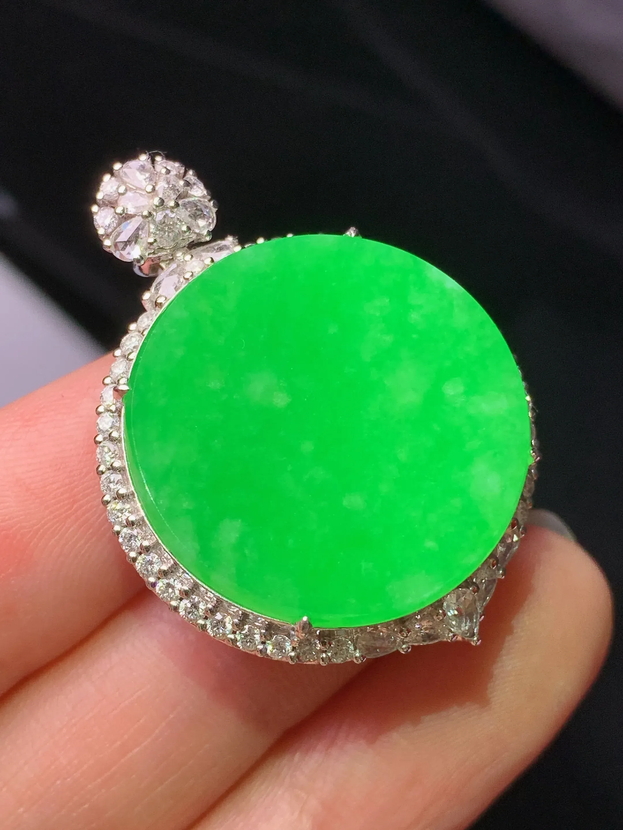 18k金钻镶嵌满绿圆牌吊坠 玉质细腻 色泽艳丽清新 整体尺寸34.5*25.8*9.7