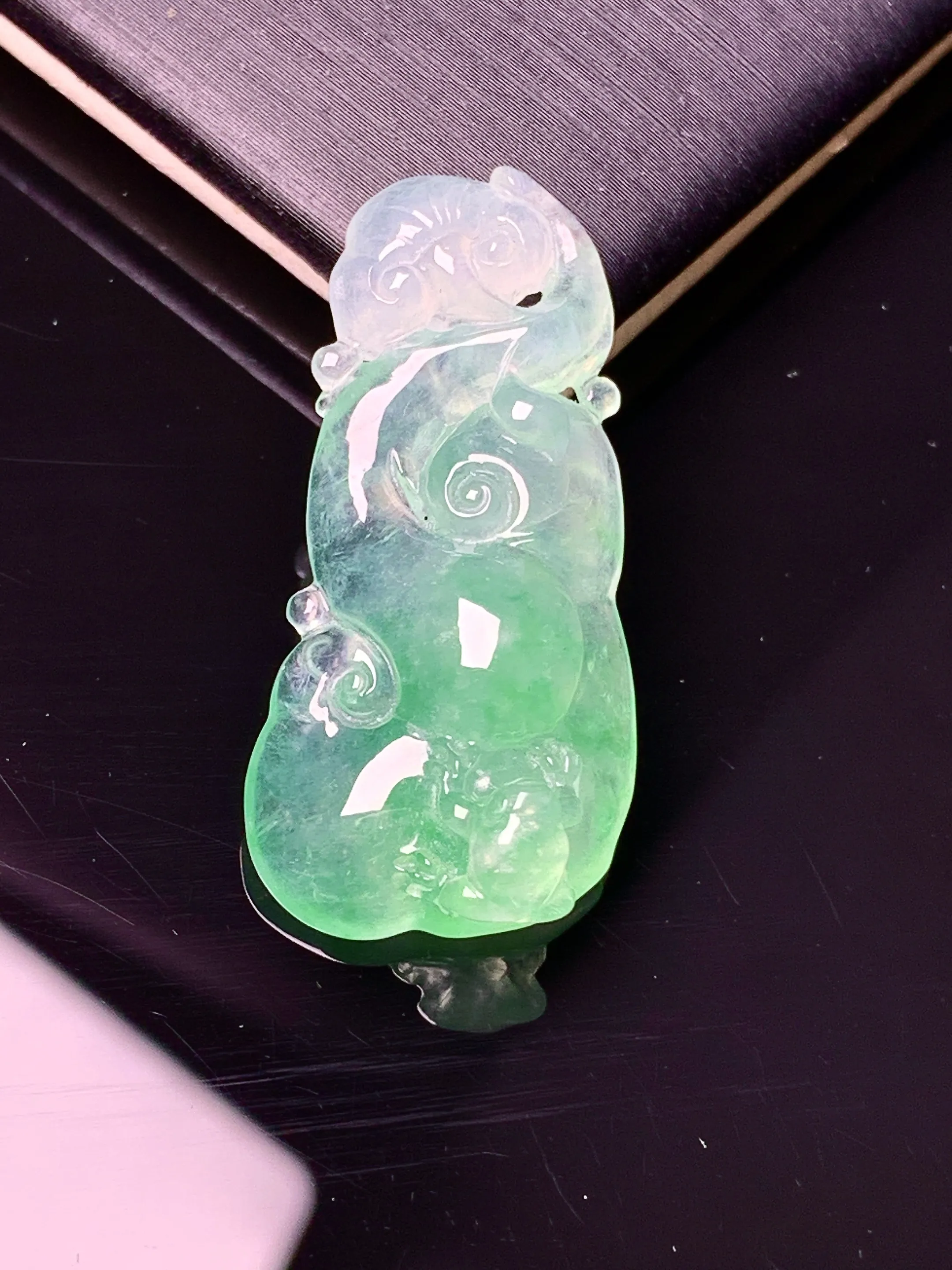 飘绿如意吊坠 玉质细腻 色泽艳丽清新 整体尺寸33*15.8*8.3