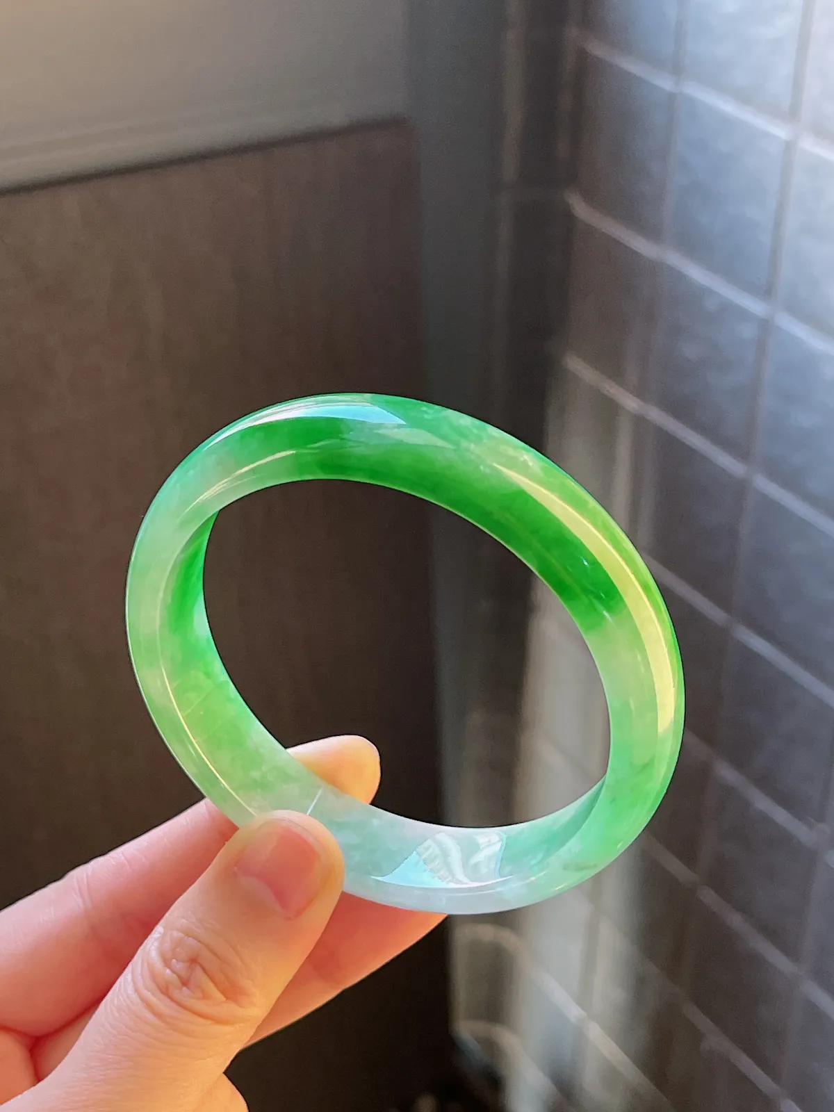 正圈58.3圈口，翡翠细糯化到冰糯飘阳绿手镯