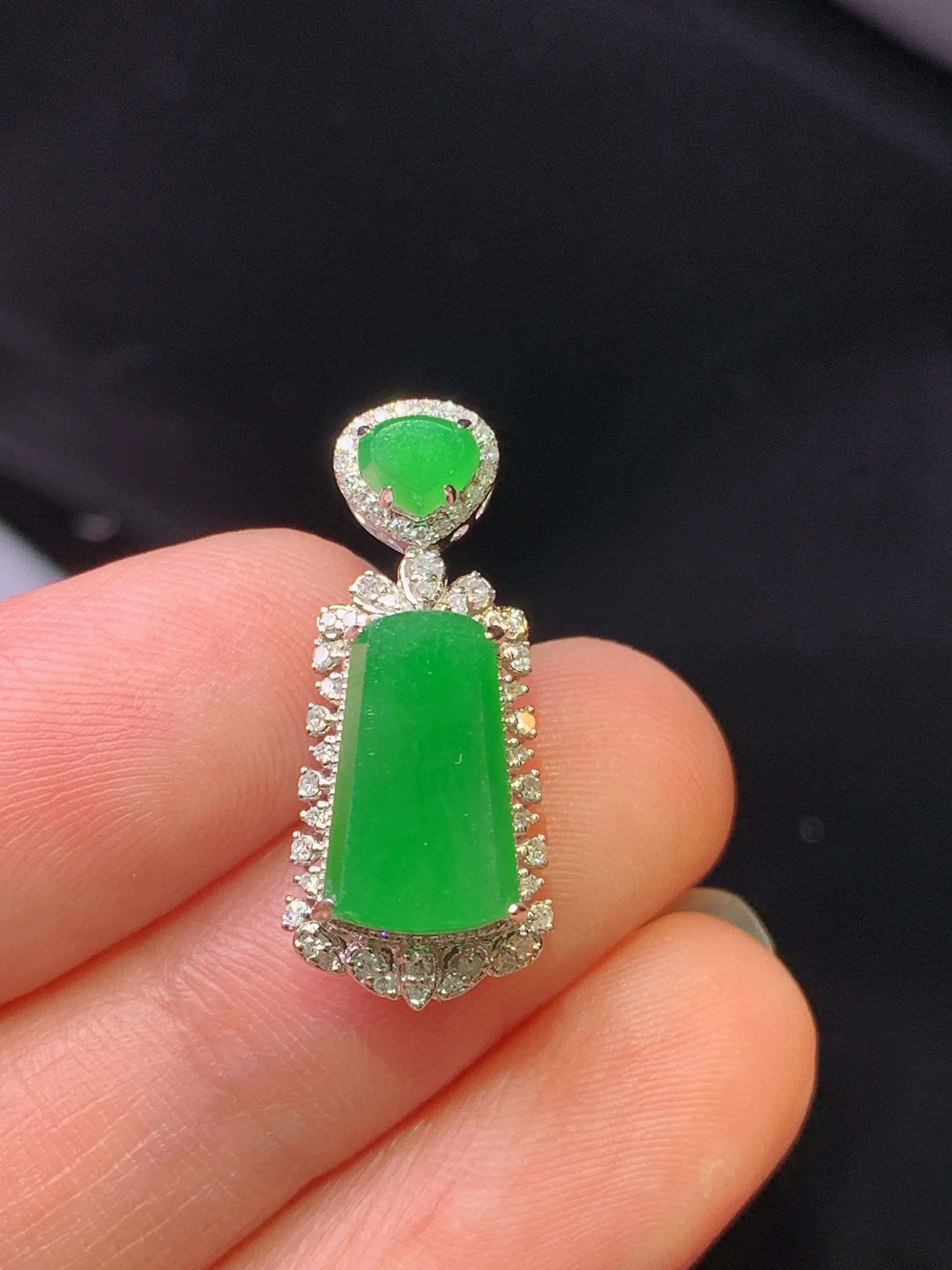 18k金钻镶嵌满绿无事牌吊坠 玉质细腻 色泽艳丽清新 整体尺寸23.3*10*8