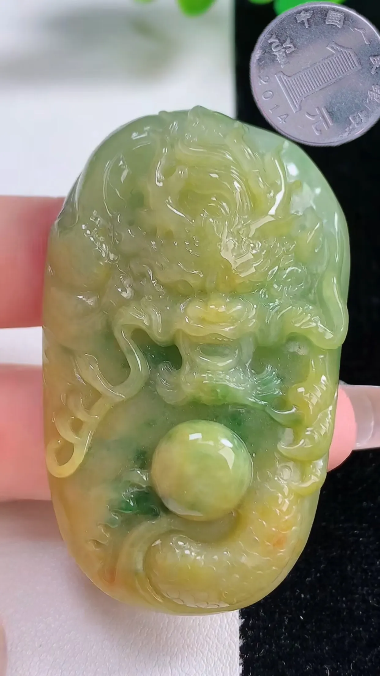 天然翡翠a货 老坑料起胶冰润 双彩黄加绿霸气龙牌吊坠，尺寸55-34.7-13.8mm  y 41.77