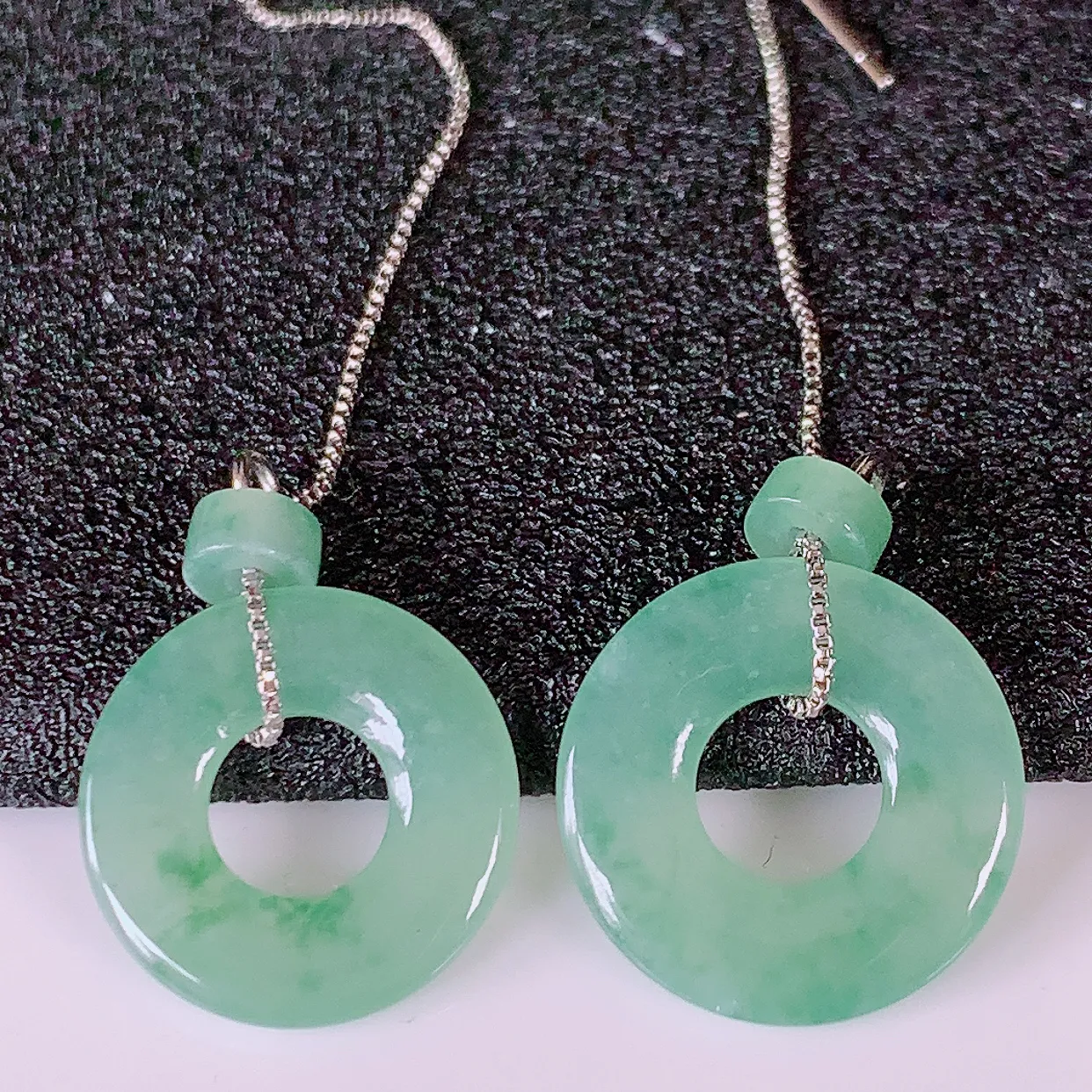 自然光实拍，冰种飘花翡翠一对平安扣耳坠，翠色灵动，玉质细腻，颜色漂亮，品相佳，佩戴佳品！配图银线 #183.1平安扣尺寸15.2-2.2mm