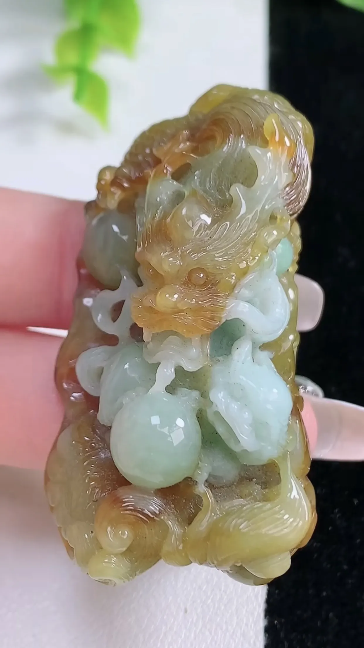 缅甸天然翡翠a货 老坑料起胶冰润 双彩黄加绿霸气龙虎牌吊坠，尺寸56-29-20mm  y 43.98