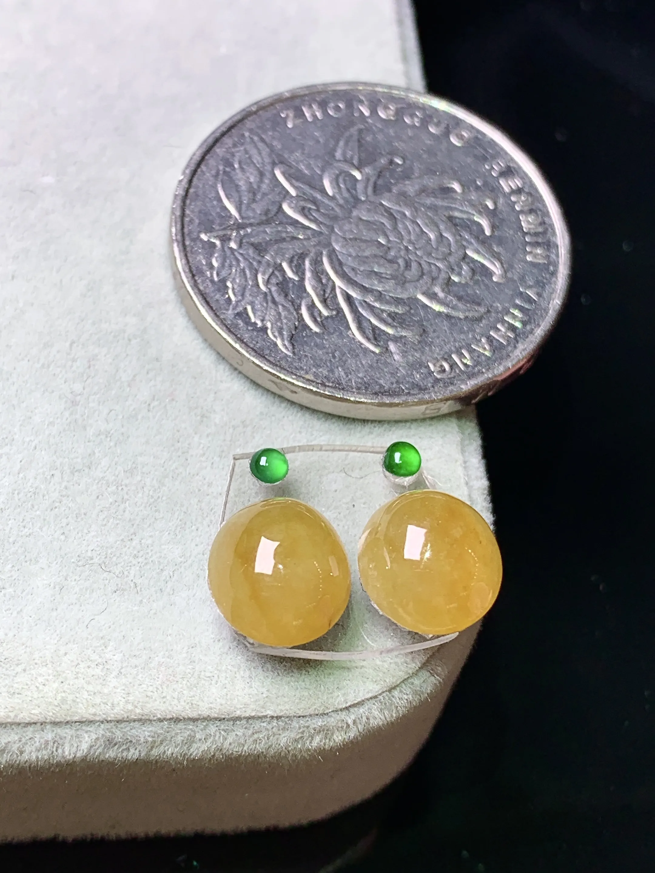 镶嵌款 黄翡蛋面一对 玉质细腻 色泽艳丽清新 整体尺寸9*7.5*4.8