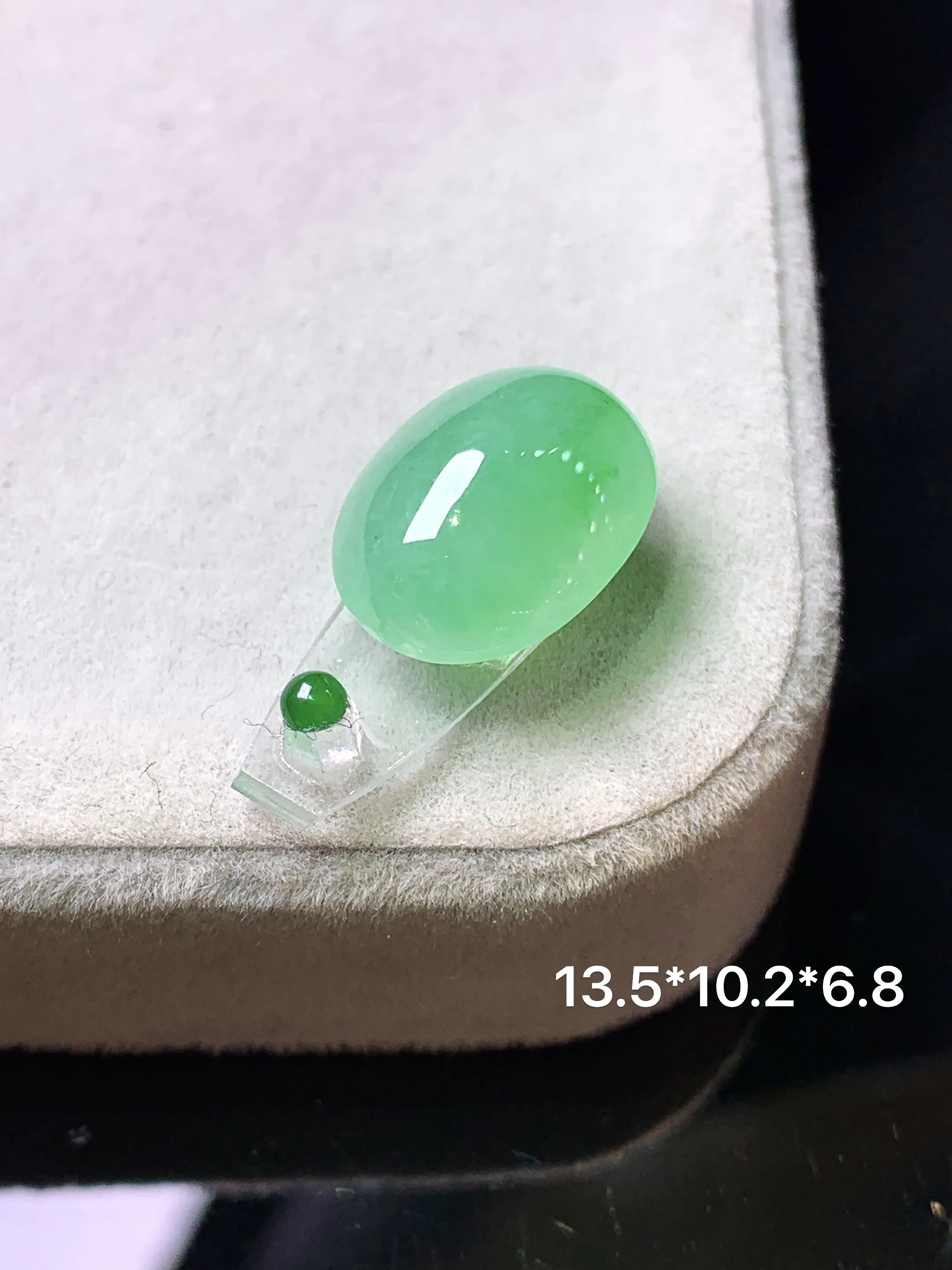 镶嵌款 翠绿蛋面吊坠 玉质细腻 色泽艳丽清新 整体尺寸13.5*10.2*6.8