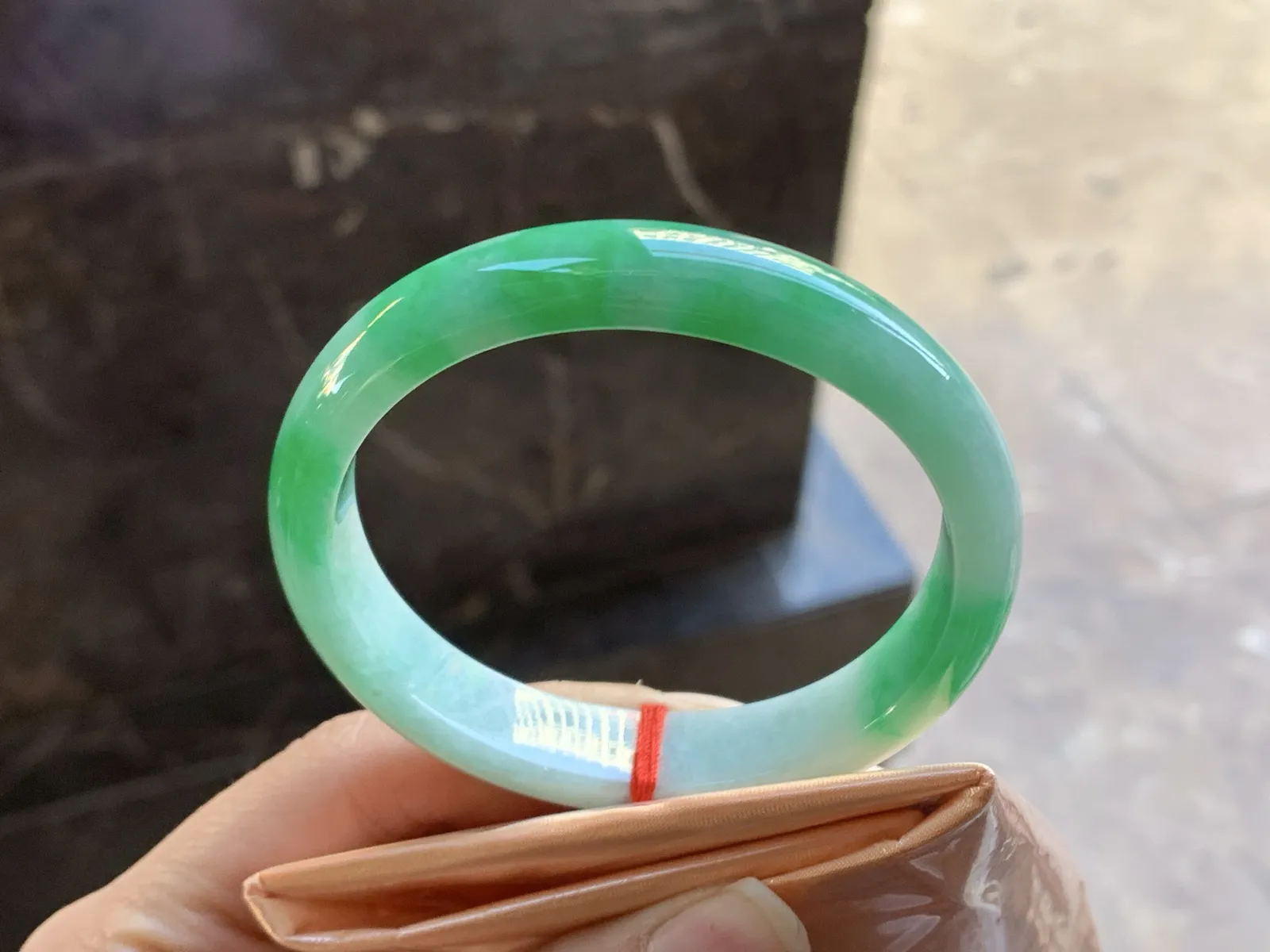 57.5-12.5-7.1

阳绿色贵妃手镯^_^颜色阳 玉质温润 正圈55可以带