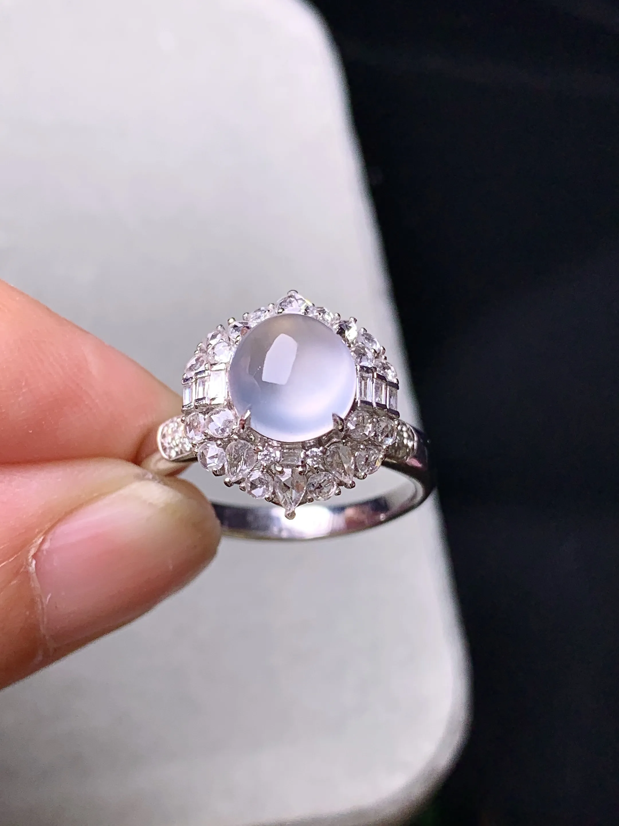 18k金钻镶嵌冰种蛋面戒指 玉质细腻 色泽艳丽清新 圈口14 整体尺寸14.8*12.8*11